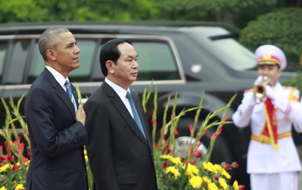 US President Barack Obama (L) and his Vietnamese counterpart Tran Dai Quang (2nd L) attend a welcoming ceremony at the Presidential Palace in Hanoi on May 23, 2016. Obama was to meet communist Vietnam's senior leaders on May 23, kicking off a landmark visit that caps two decades of post-war rapprochement, as both countries look to push trade and check Beijing's growing assertiveness in the South China Sea. / AFP PHOTO / POOL / KHAM