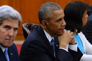 US President Barack Obama (C), flanked by US Secretary of State John Kerry (L) and National Security Advisor Susan Rice (R), holds official talks with Vietnam's Prime Minister Nguyen Xuan Phuc (not pictured) at Phuc's cabinet office in Hanoi on May 23, 2016. Obama praised "strengthening ties" between the United States and Vietnam at the start of a landmark visit on May 23, as the former wartime foes deepen trade links and share concerns over Chinese actions in disputed seas. / AFP PHOTO / POOL / HOANG DINH NAM