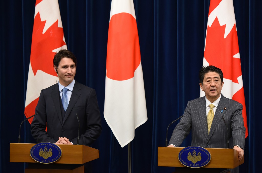 Canadian Prime Minister Justin Trudeau (L) listens to his Japanese counterpart Shinzo Abe (R) ater their talks at Abe's official residence in Tokyo on May 24, 2016. Trudeau is here to attend the summit meeting of the Group of Seven in Ise-Shima, a place seen by many as Japan's spiritual home. / AFP PHOTO / POOL / TORU YAMANAKA