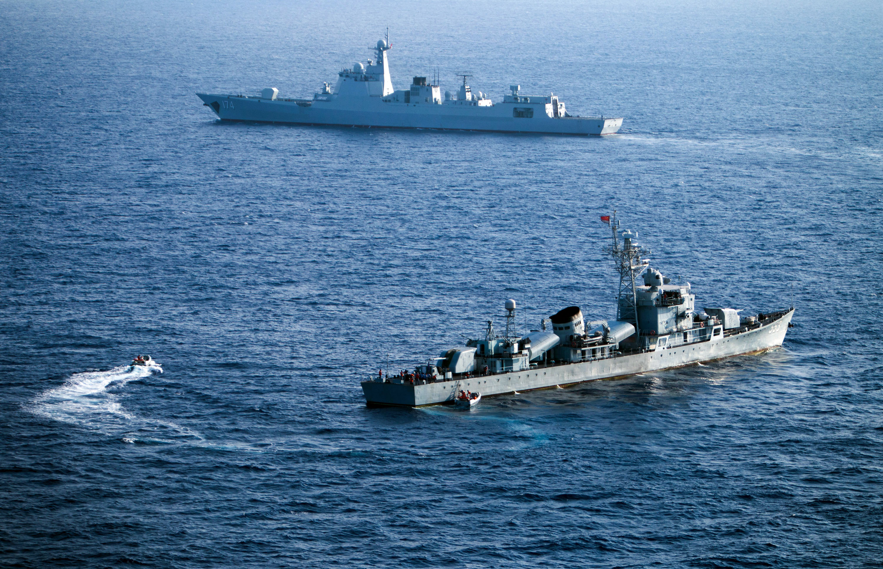 This photo taken on May 5, 2016 shows crew members of China's South Sea Fleet taking part in a drill in the Xisha Islands, or the Paracel Islands in the South China Sea. Beijing claims sovereignty over almost the whole of the South China Sea, on the basis of a segmented line that first appeared on Chinese maps in the 1940s, pitting it against several neighbours. / AFP PHOTO / STR / China OUT / TO GO WITH AFP STORY CHINA-POLITICS-MARITIME-DIPLOMACY BY BEN DOOLEY