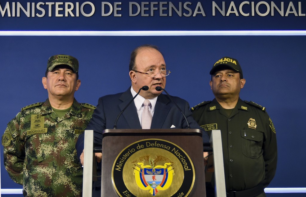 This handout photo released by the Colombian Defense Ministry Press Office shows Colombian Defense Minister Luis Carlos Villegas and army Forces Commander General Juan Pablo Rodriguez (L) and Director of Police Jorge Nieto, during a press conference in Bogota on May 26, 2016. Villegas confirmed that the NAtional Liberation Army (ELN) guerrillas is holding Colombian journalists Diego D'Pablos and Carlos Melos for Noticias RCN and Spanish journalist Salud Hernandez hostages, and until they not free them peace talks with this guerrilla will not resume. / AFP PHOTO / MINISTERIO DE DEFENSA / HO / RESTRICTED TO EDITORIAL USE - MANDATORY CREDIT "AFP PHOTO / MINISTERIO DE DEFENSA" - NO MARKETING - NO ADVERTISING CAMPAIGNS - DISTRIBUTED AS A SERVICE TO CLIENTS