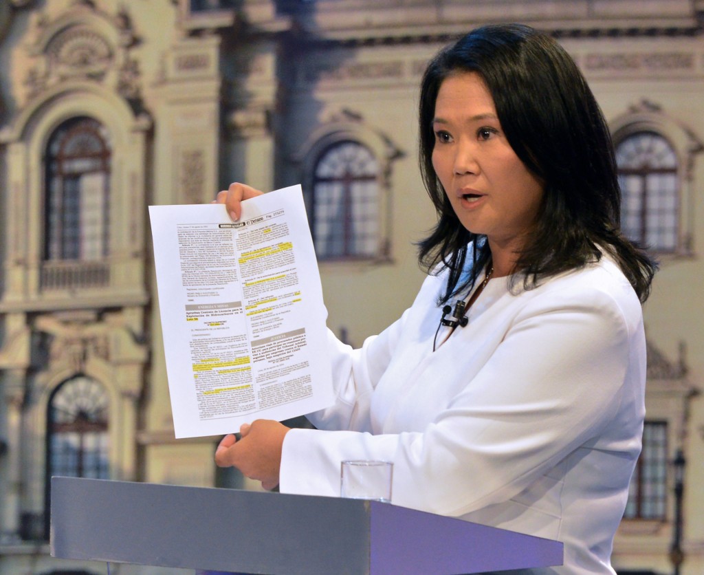 Peruvian presidential candidate for the Fuerza Popular (Popular Strength) party Keiko Fujimori shows a document during a televised debate with Peruvian presidential candidate Pedro Pablo Kuczynski of the "Peruanos por el Kambio" (Peruvians for change) party (out of frame) in Lima on May 29, 2016. Fujimori and Kuczynski will compete in Peru's June 5 runoff election. / AFP PHOTO / CRIS BOURONCLE