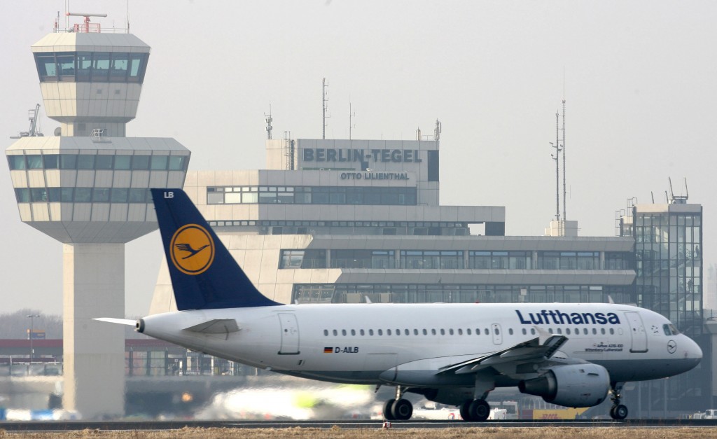 FILES - Picture taken 30 March 2006 shows an aircraft of the German airline company Lufthansa taking off from Tegel airport in Berlin. Lufthansa said 12 April 2007 that it transported a record number of passengers in the first three months of the current year on the back of strong demand for flights to all regions. AFP PHOTO JOHN MACDOUGALL / AFP PHOTO / JOHN MACDOUGALL