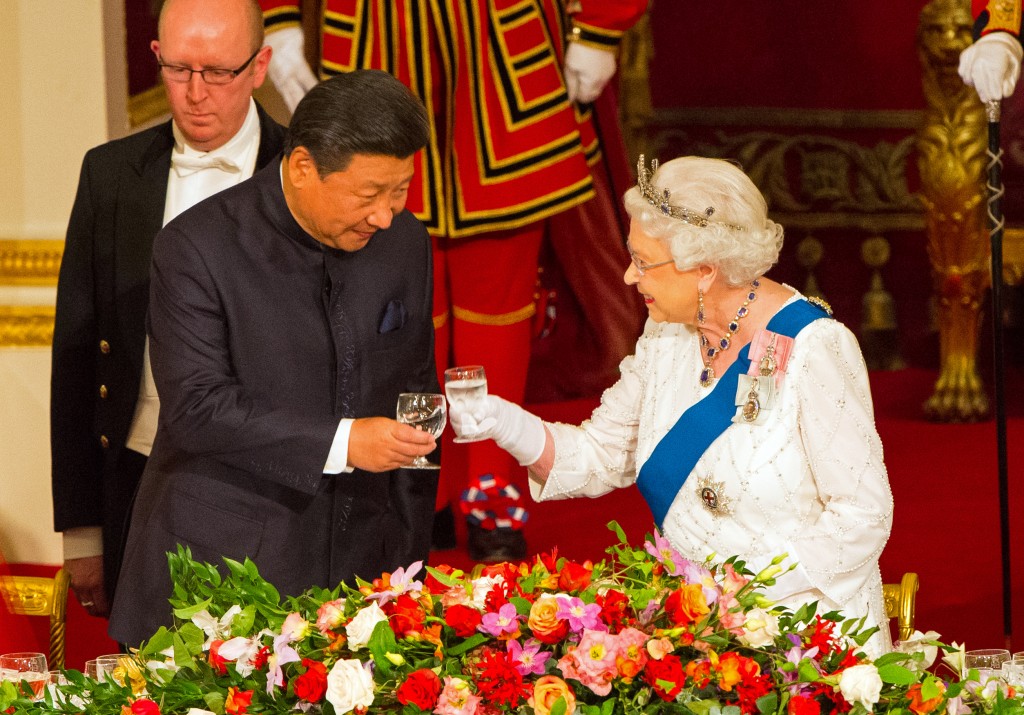 Britain's Queen Elizabeth II (R) raise a glass to toast Chinese President Xi Jinping during a State Banquet at Buckingham Palace in London, on October 20, 2015,on the first official day of Xi's state visit. Chinese President Xi Jinping arrived for a four-day state visit as the government of Prime Minister David Cameron seeks stronger trade ties with the world's second-largest economy. AFP PHOTO / POOL / DOMINIC LIPINSKI / AFP PHOTO / POOL / Dominic Lipinski