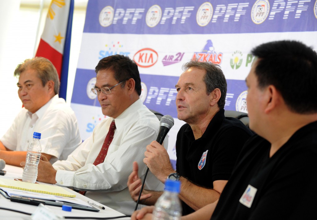 US Head Coach Men's Football Team, Thomas Dooley (2R) gestures during a press briefing in Manila on August 7, 2014 as Mariano Araneta, Pesident Philippine Football Federation (L),  Edwin Gastanes, General Secretary Philippine Football Federation (2L) and Dan Palami, Team Manager Men's Football Team look on.  US coach Thomas Dooley kicked out a Europe-based mainstay from the Philippines' national football team and froze out two other players, saying they had criticised him in social media.   AFP PHOTO / Jay DIRECTO / AFP PHOTO / JAY DIRECTO