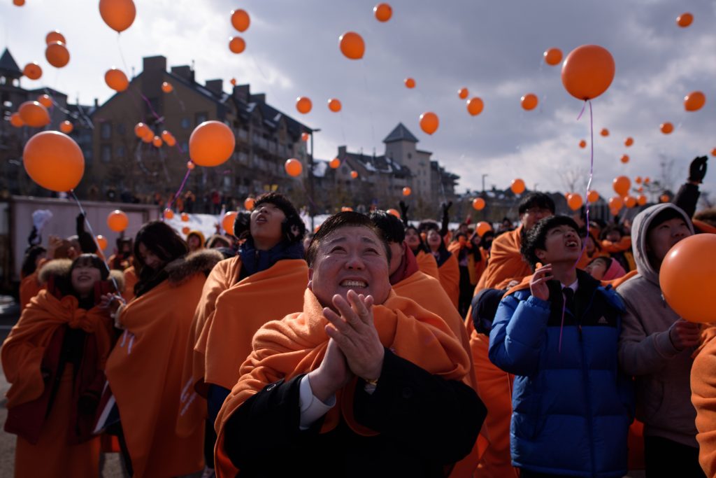 This photo taken on  February 9, 2015 shows students attending a balloon launching event to mark a three-year countdown to the Pyeongchang 2018 Winter Olympics, at the Alpensia resort in Pyeongchang. The Pyeongchang 2018 Winter Olympics will be held between February 9 - 25, 2018. AFP PHOTO / Ed Jones / AFP PHOTO / ED JONES