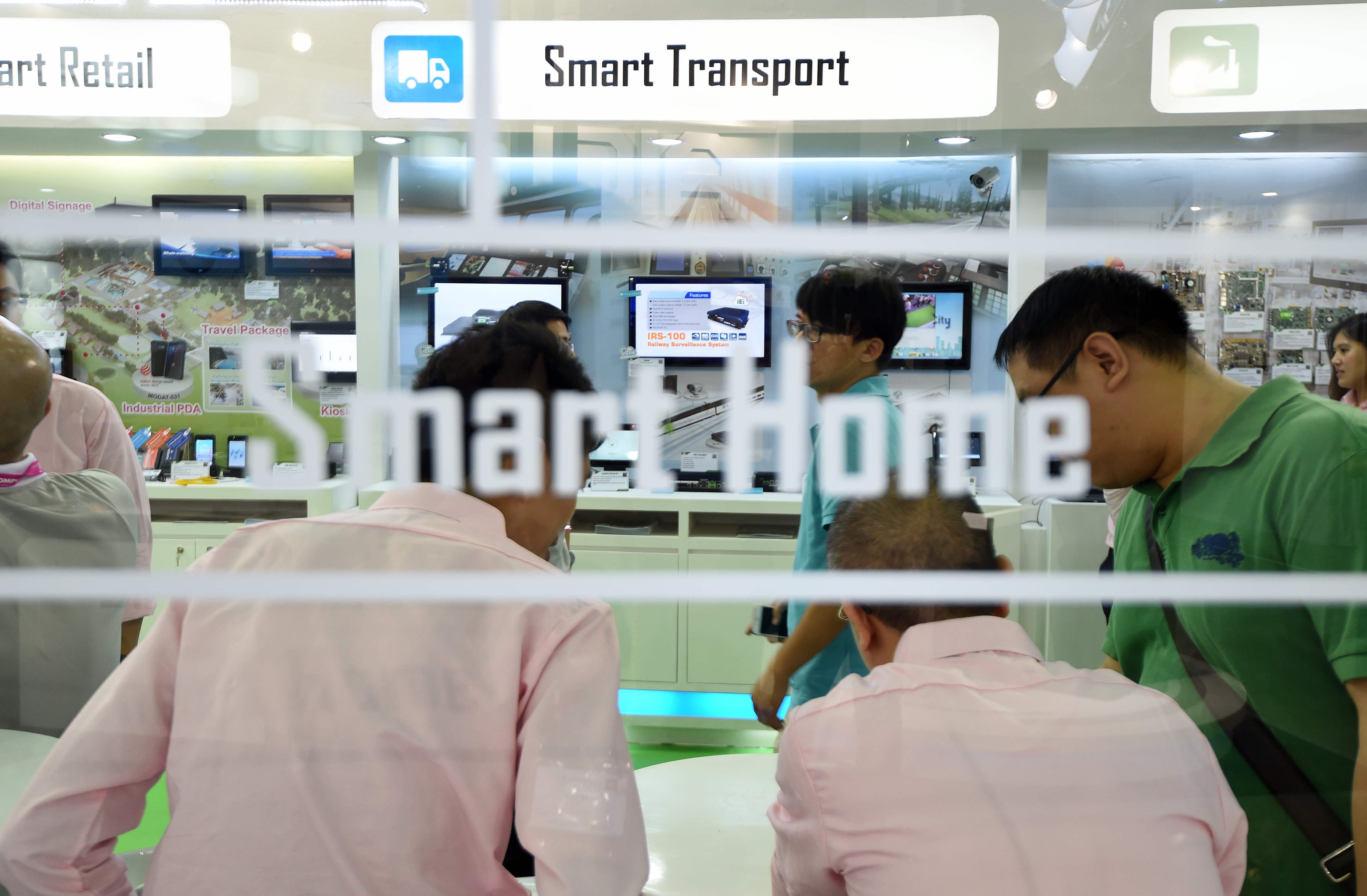Visitors speak inside a smart home during the Computex trade show in Taipei on June 2, 2015.  More then 5,000 booths from 1,700 companies took part in the internet computer technology show between June 2 to 5.   AFP PHOTO / Sam Yeh / AFP PHOTO / SAM YEH