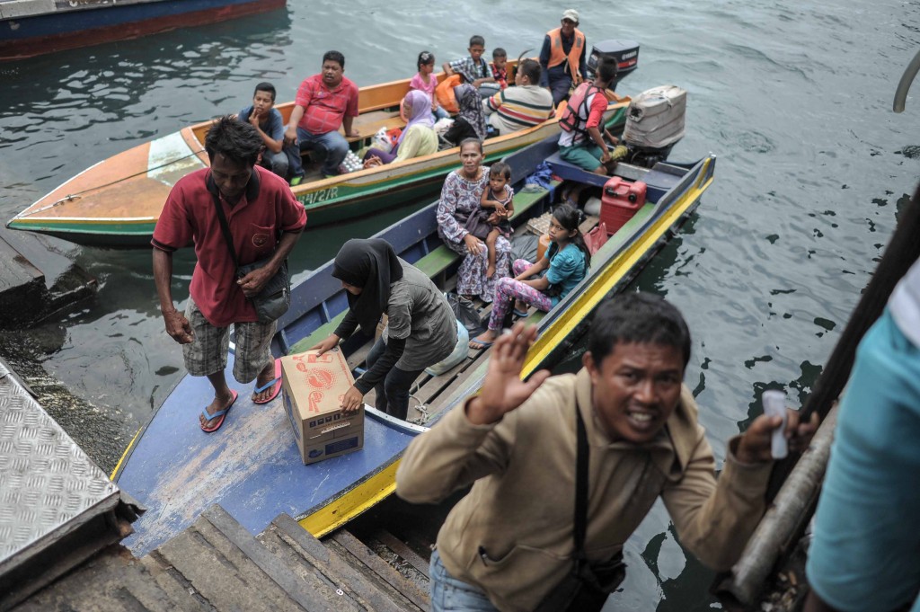 Local villagers use boats as transport from one island to another in Kota Kinabalu, in the Malaysian Borneo state of Sabah on June 14, 2015. AFP PHOTO / MOHD RASFAN / AFP PHOTO / MOHD RASFAN