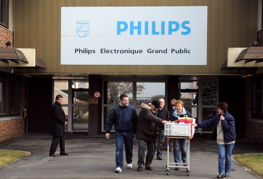 Des anciens employés de l'usine Philips de Dreux quittent le site avec leurs affaires, le 19 février 2010 à Dreux. Après l'annonce par la direction du licenciement des 212 personnes qui travaillaient sur le site, et la délocalisation de l'usine en Hongrie, les anciens employés ont été autorisés ce jour à venir récupérer leurs effets personnels.  Environ 150 salariés du site Philips à Dreux, dont les portes étaient verrouillées depuis lundi, ont pu réintégrer vendredi les locaux de l'usine, la direction ayant respecté son engagement de leur laisser un libre accès sans toutefois reprendre la production de télévisions. AFP PHOTO/ALAIN JOCARD Former workers of the Dutch electronics giant Philips leave the premises with their belongings on February 19,2010 after the closure of the Dreux factory, central France. Some 212 workers have been made redundant and the factory has been transferred to Hungary. To justify the cessation of production of flat screen televisions in Dreux, management has relied on the large losses on its television business since 2007, including 20 million euros on a single site of Dreux in 2009. AFP PHOTO/ALAIN JOCARD / AFP PHOTO / ALAIN JOCARD