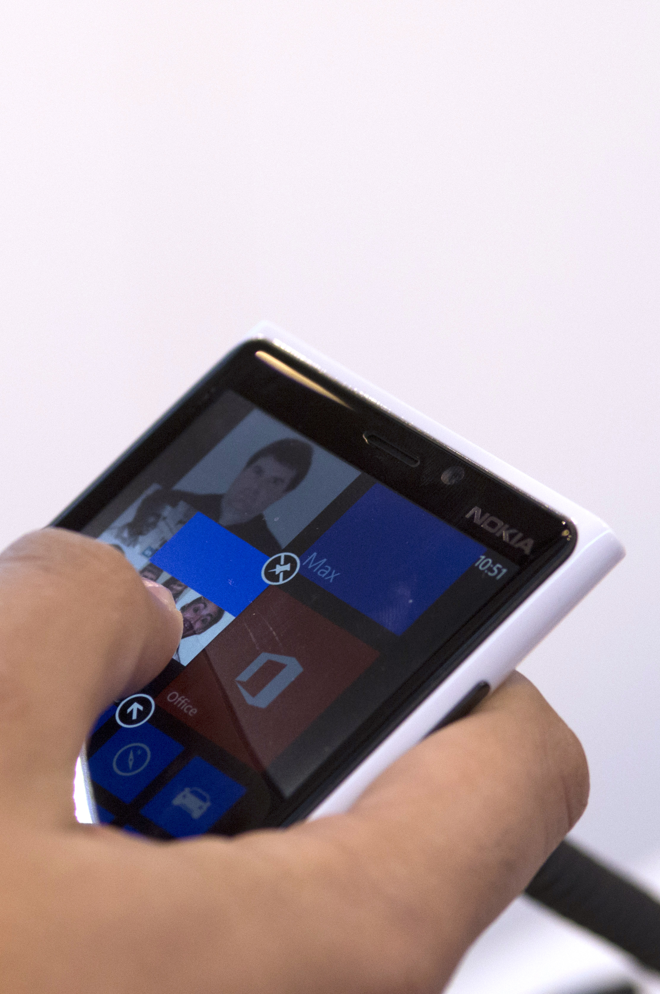 A man navigates with Windows 8 on a Nokia Phone on November 14, 2012 in Paris. AFP PHOTO / FRED DUFOUR / AFP PHOTO / FRED DUFOUR