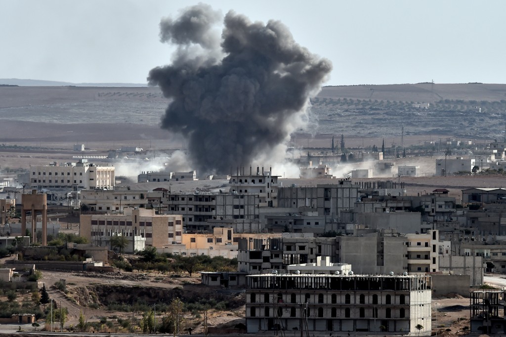 Smoke rises from an airstrike in the Syrian town of Ain al-Arab, known as Kobane by the Kurds, as seen from the Turkish-Syrian border, in the southeastern village of Mursitpinar, Sanliurfa province, on October 9, 2014.  Kurdish fighters appeared to control most of the Syrian border town of Kobane Thursday amid continued US air strikes on Islamic State jihadists, the US military said.AFP PHOTO / ARIS MESSINIS / AFP PHOTO / ARIS MESSINIS