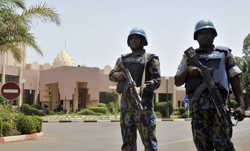 UN peacekeeper police officers stand guard at entrance of Hotel Salem in Bamako on March 8, 2015. Two civilians and a UN peacekeeper were killed as militants attacked a barracks used by the United Nations' MINUSMA force in northern Mali. A MINUSMA source told AFP the civilian victims were members of the nomadic Arab Kunta tribe, which is spread across the Saharan regions of Mali, Algeria, Mauritania and Niger. AFP PHOTO / HABIBOU KOUYATE / AFP PHOTO / HABIBOU KOUYATE