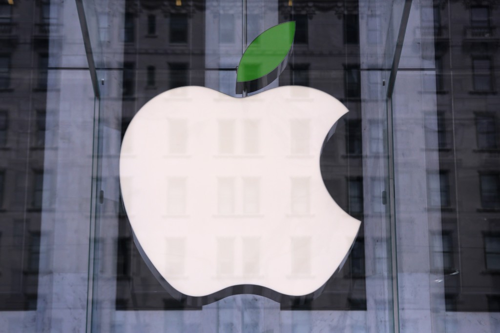 NEW YORK, NY - APRIL 22: A green leaf adorns the Apple logo on Earth Day at the company's Fifth Avenue store in Midtown Manhattan on April 22, 2014 in New York City. The store is one of at least 120 Apple stores currently powered by renewable energy. To coincide with Earth Day, Apple announced it's offering free recycling of all of its used products. Employees wore green shirts for the occasion.   John Moore/Getty Images/AFP
