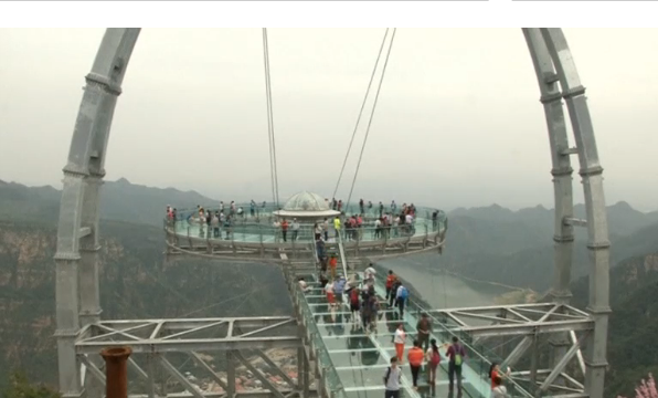 Chinese take on the fear of heights at a giant glass platform that owners say is the world's largest.(photo grabbed from Reuters video) 