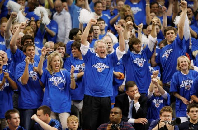  Aubrey McClendon (C) in the finals seconds against the Los Angeles Lakers in Game 3 of their Western Conference playoff series in Oklahoma City, April 22, 2010. Reuters/Bill Waugh 