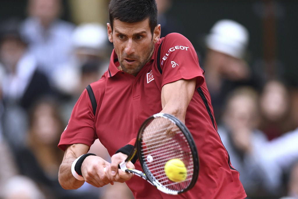 Serbia's Novak Djokovic returns the ball to Great Britain's Andy Murray during their men's final match at the Roland Garros 2016 French Tennis Open in Paris on June 5, 2016. / AFP PHOTO / MARTIN BUREAU
