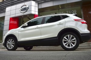 A Nissan Qashqai is parked in front of a Nissan Korea dealership in Seoul on June 7, 2016.  South Korea has called for car giant Nissan to face criminal charges for allegedly manipulating emissions data on a popular sports utility vehicle, weeks after Seoul slapped the firm with a fine over the issue. / AFP PHOTO / JUNG YEON-JE
