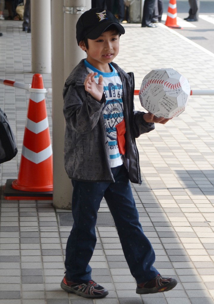 Yamato Tanooka waves to photographers as he leaves the Hakodate Municipal Hospital in Hakodate city, Hokkaido prefecture on June 7, 2016.  A seven-year-old boy who survived for nearly a week after being abandoned by his parents in a forest left hospital on June 7, capping a 10-day drama that captivated Japan and sparked a national conversation about child discipline. / AFP PHOTO / JIJI PRESS / JIJI PRESS / Japan OUT