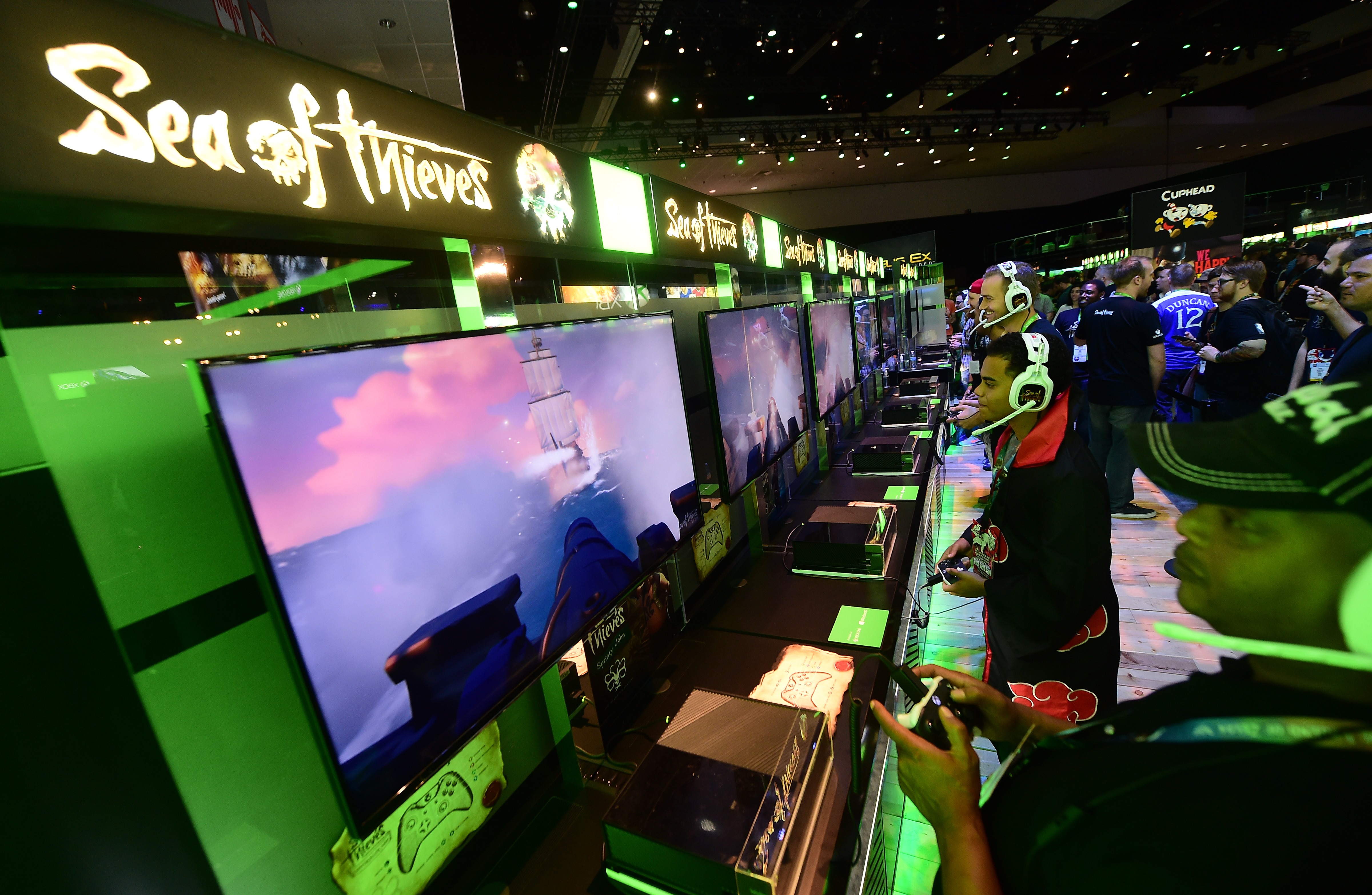 The Xbox game 'Sea of Thieves' attracts a crowd of players at the Los Angeles Convention Center during the second day of 2016 Electronic Entertainment Expo (E3) annual video game conference and show on June 15, 2016 in Los Angeles, California. / AFP PHOTO / FREDERIC J. BROWN