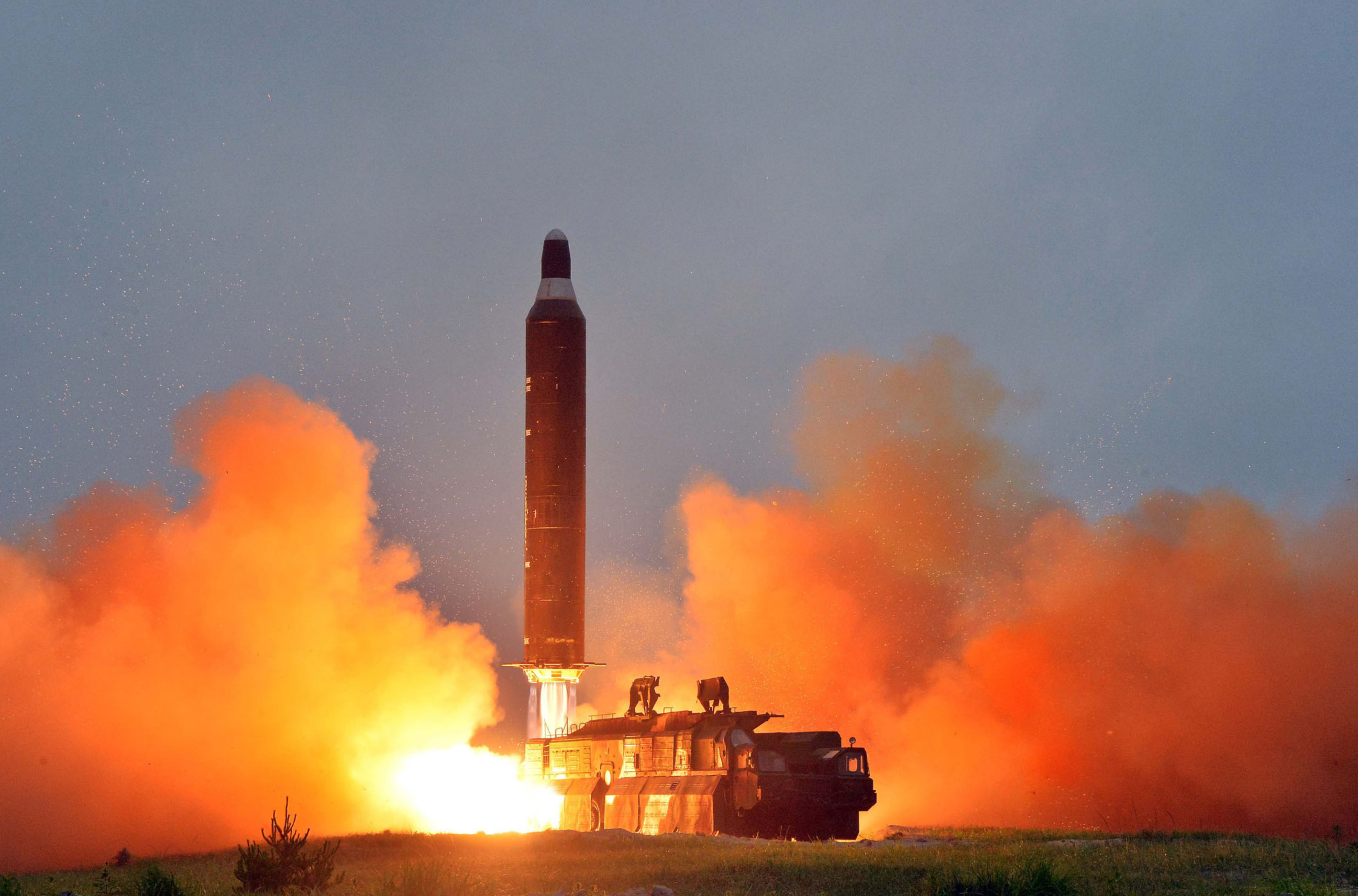This undated picture released from North Korea's official Korean Central News Agency (KCNA) on June 23, 2016 shows a test launch of the surface-to-surface medium long-range strategic ballistic missile Hwasong-10 at an undisclosed location in North Korea. The Musudan -- also known as the Hwasong-10 -- has a theoretical range of anywhere between 2,500 and 4,000 kilometres (1,550 to 2,500 miles). / AFP PHOTO / KCNA VIA KNS / KCNA / South Korea OUT / REPUBLIC OF KOREA OUT   ---EDITORS NOTE--- RESTRICTED TO EDITORIAL USE - MANDATORY CREDIT "AFP PHOTO/KCNA VIA KNS" - NO MARKETING NO ADVERTISING CAMPAIGNS - DISTRIBUTED AS A SERVICE TO CLIENTS THIS PICTURE WAS MADE AVAILABLE BY A THIRD PARTY. AFP CAN NOT INDEPENDENTLY VERIFY THE AUTHENTICITY, LOCATION, DATE AND CONTENT OF THIS IMAGE. THIS PHOTO IS DISTRIBUTED EXACTLY AS RECEIVED BY AFP.  /