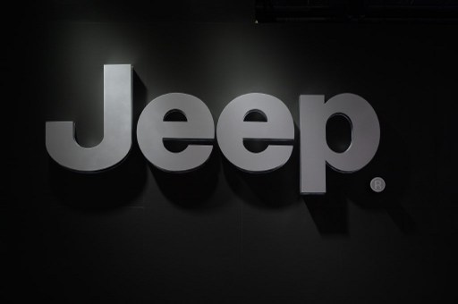 (FILES) This file photo taken on February 4, 2016 shows a logo of Jeep at the Indian Auto Expo 2016, in Greater Noida east of New Delhi.  A Fiat Chrysler executive said June 23, 2016 said the automaker plans its own investigation into the role of a Jeep Grand Cherokee in the death of Star Trek actor Anton Yelchin. Yelchin died instantly on Sunday after his 2015 Grand Cherokee rolled backwards and pinned him against a concrete mail box outside his Los Angeles home, according to police.  / AFP PHOTO / SAJJAD HUSSAIN