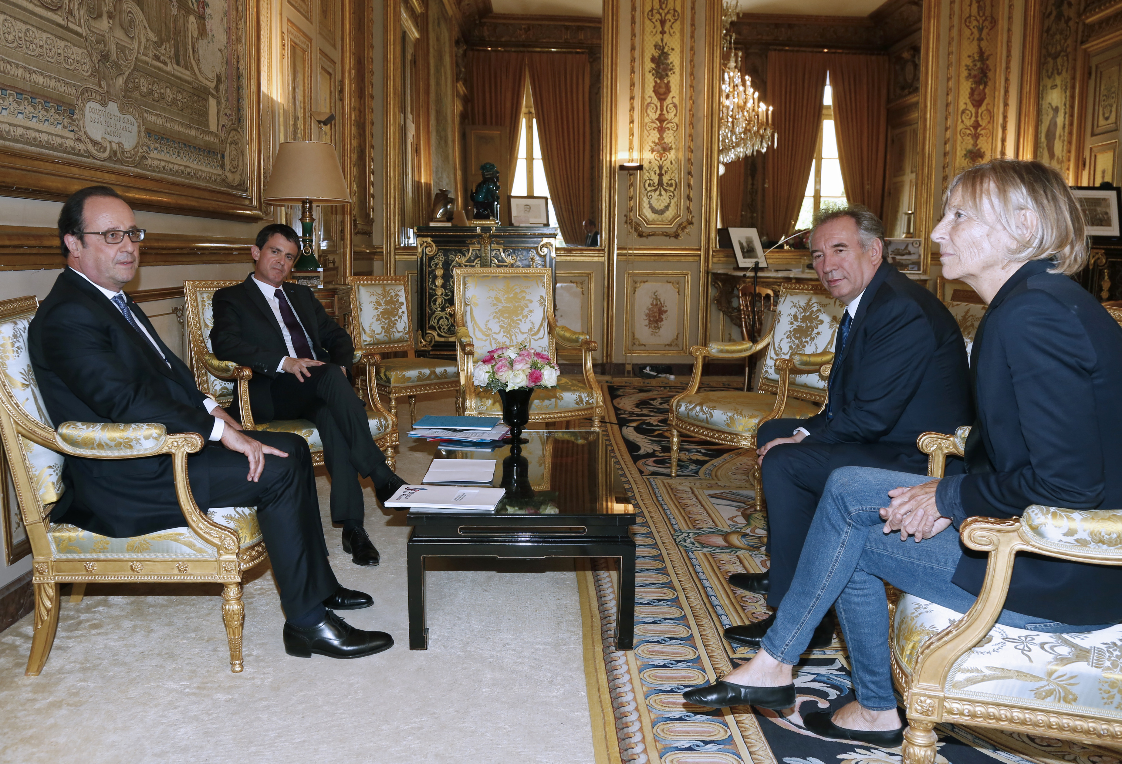 French President Francois Hollande (L) and Prime Minister Manuel Valls (2ndL) meet Francois Bayrou (2ndR), France's centrist MoDem party leader, and MoDem member Marielle de Sarnez (R) on June 25, 2016 at the Elysee Palace in Paris, after Britain's vote to leave the European Union. Europe's press was awash with gloom and doom over Brexit on June 25, warning that it was a boon for nationalists while urging EU leaders to meet the challenge of their "rendezvous with history". / AFP PHOTO / POOL / JACKY NAEGELEN