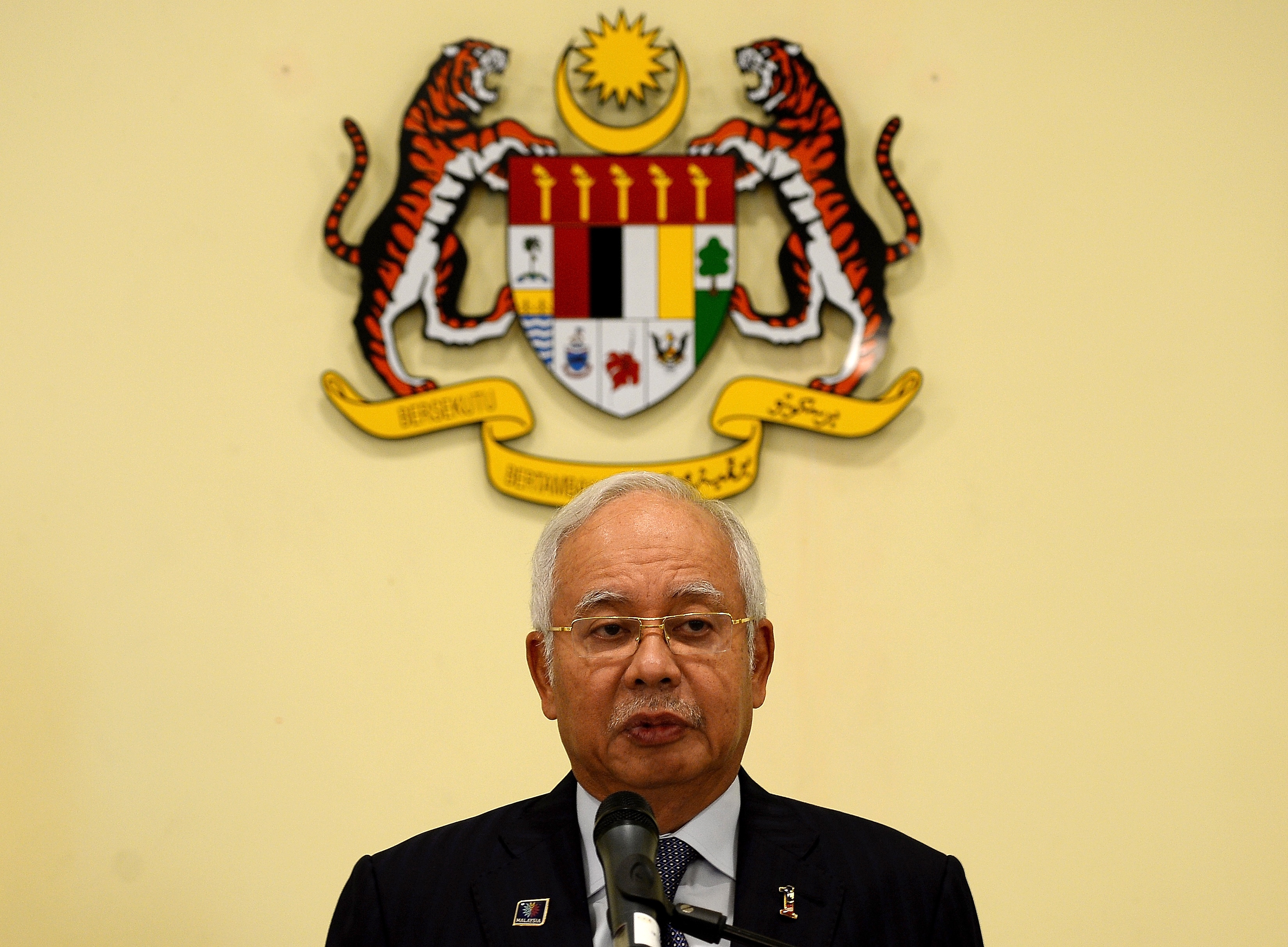 Malaysia's Prime Minister Najib Razak addresses the media following a cabinet reshuffle at his office in Putrajaya on June 27, 2016.  Scandal-hit Malaysian Prime Minister Najib Razak Monday announced a cabinet reshuffle, including promoting a trusted ally to manage the economy, in what analysts said could be preparation for a snap election. / AFP PHOTO / MANAN VATSYAYANA