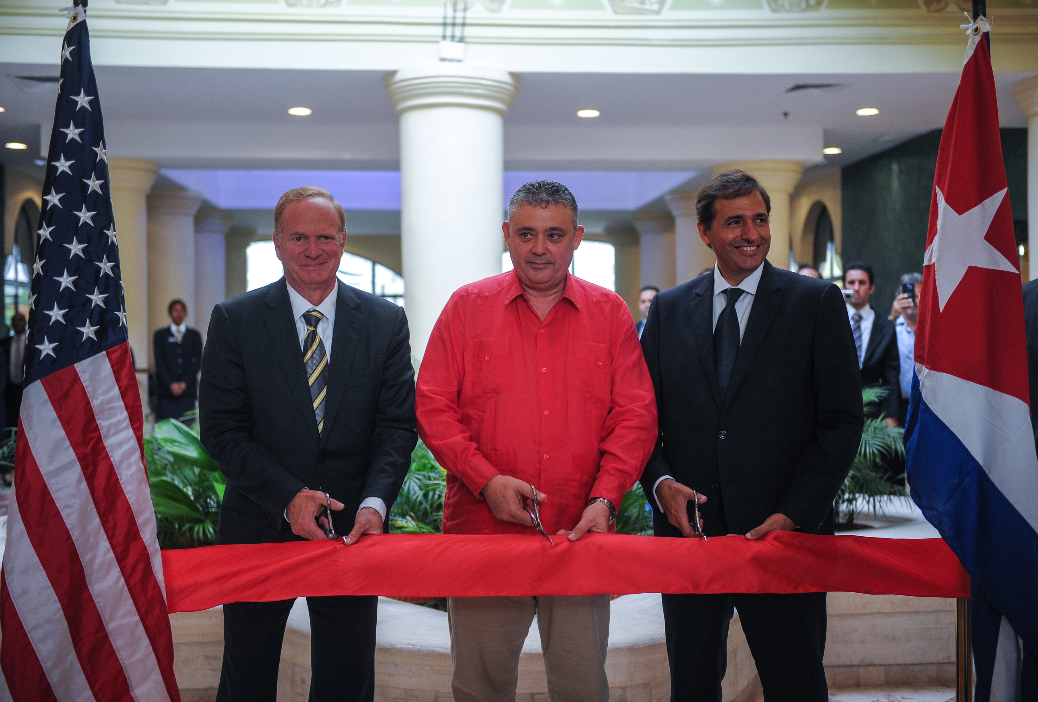 Kenneth S. Siegel, Chief Administrative Officer and General Counsel of Starwood Hotels & Resorts (L), the chairman of the Gaviota Group Carlos Latuff Carmenate (C) and Jorge Giannattasio (R), Chief of Latin American Operation, Starwood Hotels & Resorts, during inauguration of the Four Points by Sheraton hotel in Havana, on June 28, 2016.   / AFP PHOTO / YAMIL LAGE