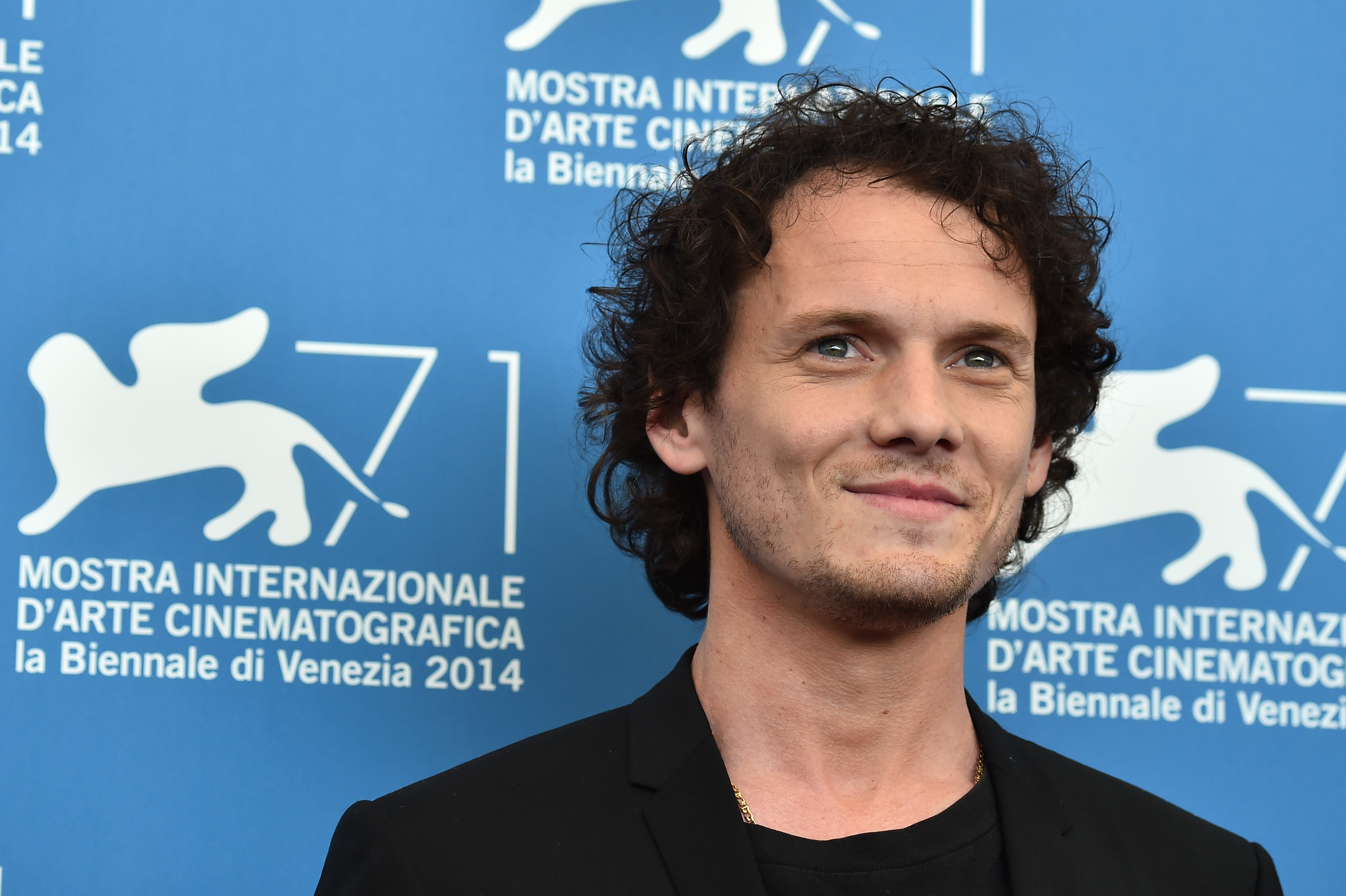 Actor Anton Yelchin poses during the photocall of the movie "Cymbeline" presented in the Orizzonti selection at the 71st Venice Film Festival on September 3, 2014 at Venice Lido.      AFP PHOTO / GABRIEL BOUYS / AFP PHOTO / GABRIEL BOUYS