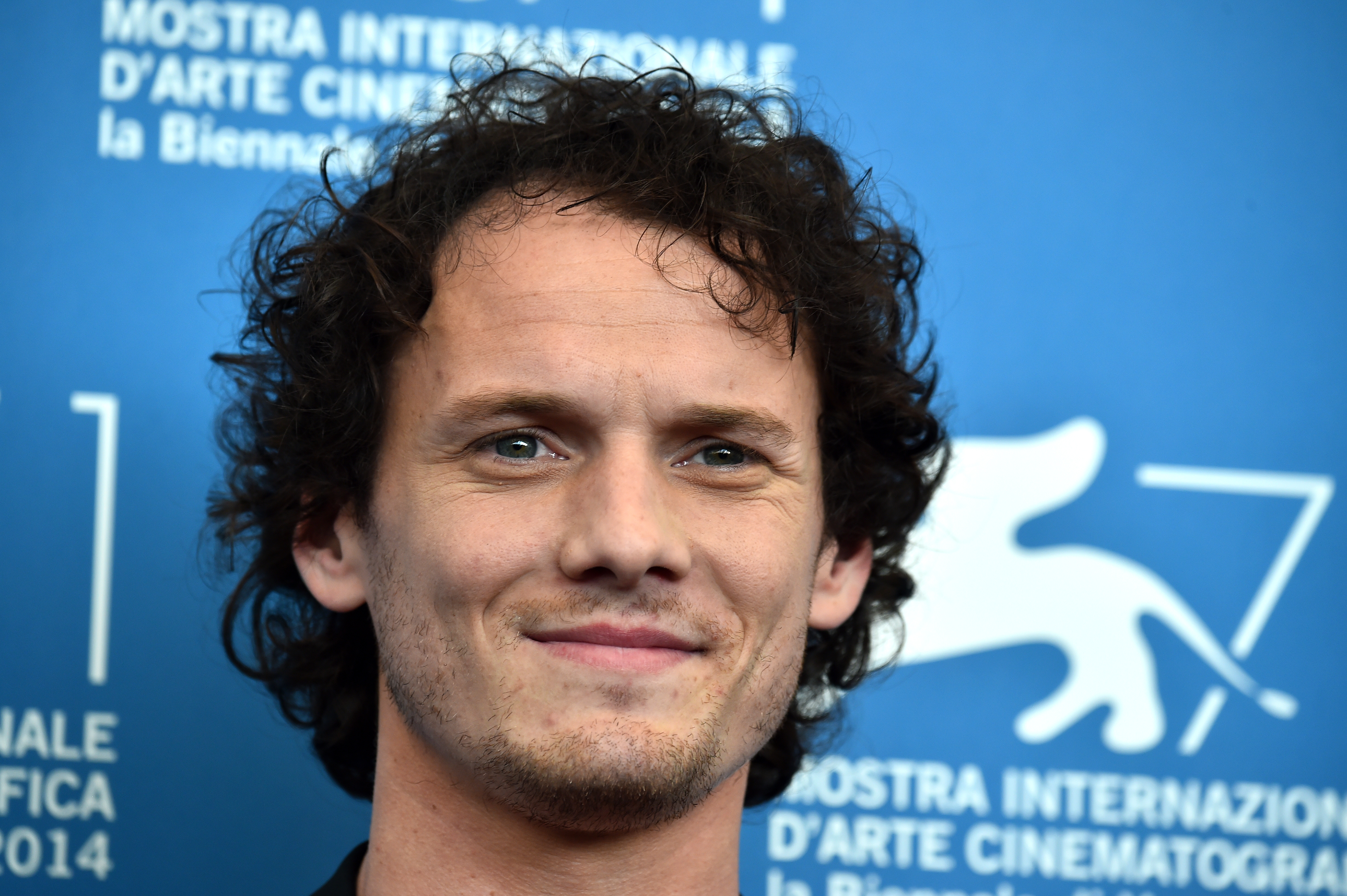 Actor Anton Yelchin poses during the photocall of the movie "Cymbeline" presented in the Orizzonti selection at the 71st Venice Film Festival on September 3, 2014 at Venice Lido. AFP PHOTO / GABRIEL BOUYS / AFP PHOTO / GABRIEL BOUYS