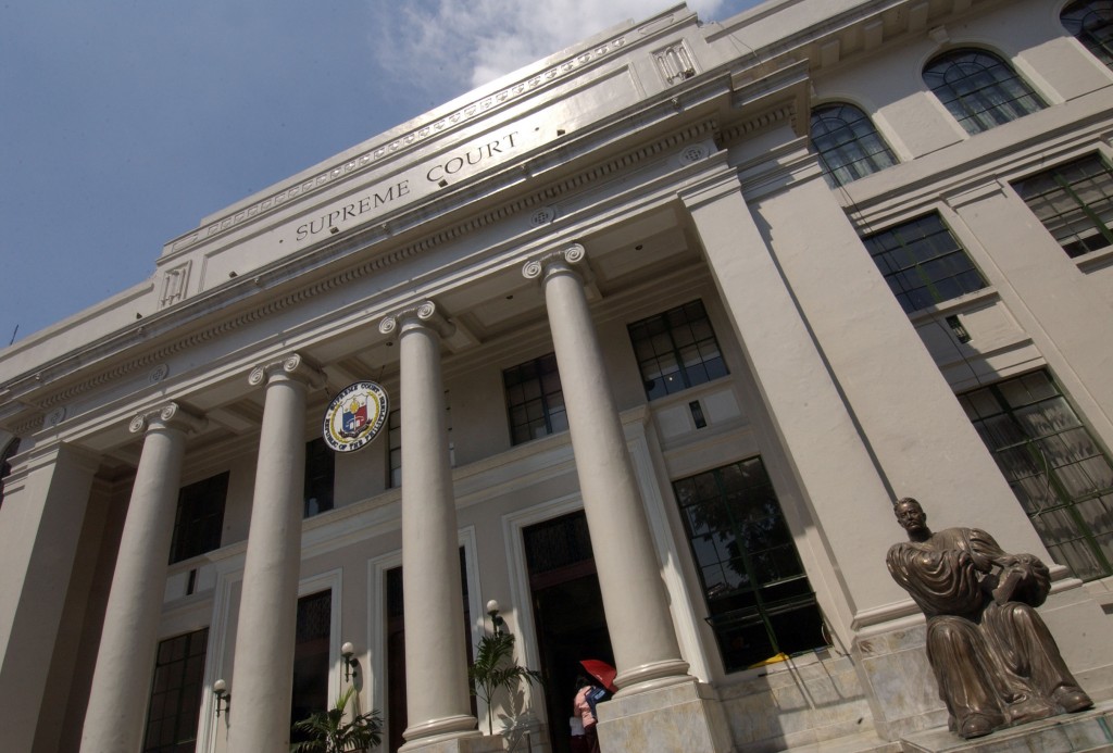 In this photo taken 25 October 2006 shows the Philippine Supreme Court building in Manila. The High Court issued its decision against the "People Initiative" 25 October 2006 a move to change the Philippine presidential system to a uniccameral parliamentary government. The 15 supreme court judges voted 8-7 against the "People Initiative," to amend the 1987 constitution, dealing a blow to President Gloria Arroyo's economic agenda. AFP PHOTO ROMEO GACAD / AFP PHOTO / ROMEO GACAD