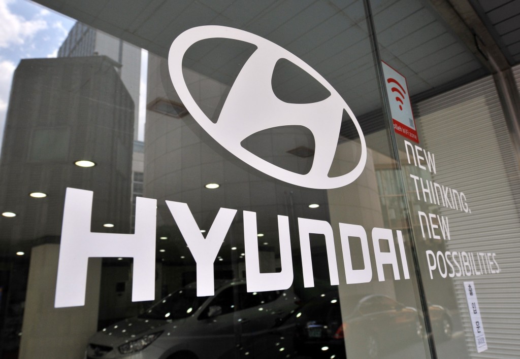 The logo of Hyundai Motor is seen on the glass door at its branch in Seoul on April 26, 2012.  South Korea's largest carmaker Hyundai Motor said its first-quarter net profit jumped 31 percent from a year earlier thanks to strong sales overseas and reduced marketing costs. AFP PHOTO / JUNG YEON-JE / AFP PHOTO / JUNG YEON-JE