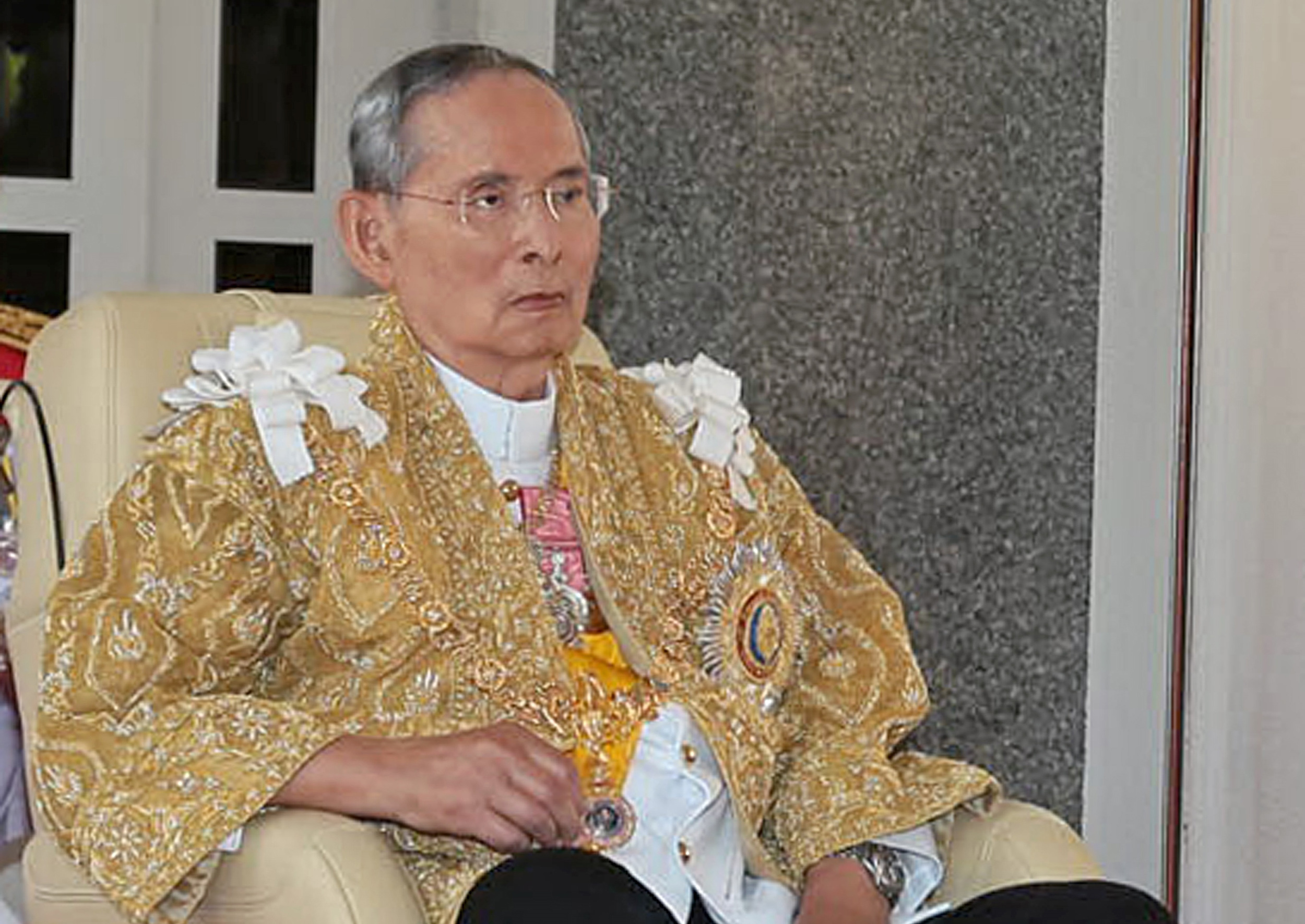 This handout photo taken on December 5, 2013 by the Thai Royal Bureau shows Thai King Bhumibol Adulyadej sitting in a wheelchair at the Rajapracha Samakhom Pavillion of Klai Kanwon Palace in Hua Hin resort. Thailand's revered King Bhumibol Adulyadej urged the nation to work together for "stability" in a speech on his 86th birthday, marked by an easing of tensions after violent anti-government protests. AFP PHOTO / Thai Royal Bureau   -----EDITORS NOTE---- RESTRICTED TO EDITORIAL USE - MANDATORY CREDIT "AFP PHOTO / Thai Royal Bureau" - NO MARKETING NO ADVERTISING CAMPAIGNS - DISTRIBUTED AS A SERVICE TO CLIENTS / AFP PHOTO / Thai Royal Bureau / Thai Royal Bureau