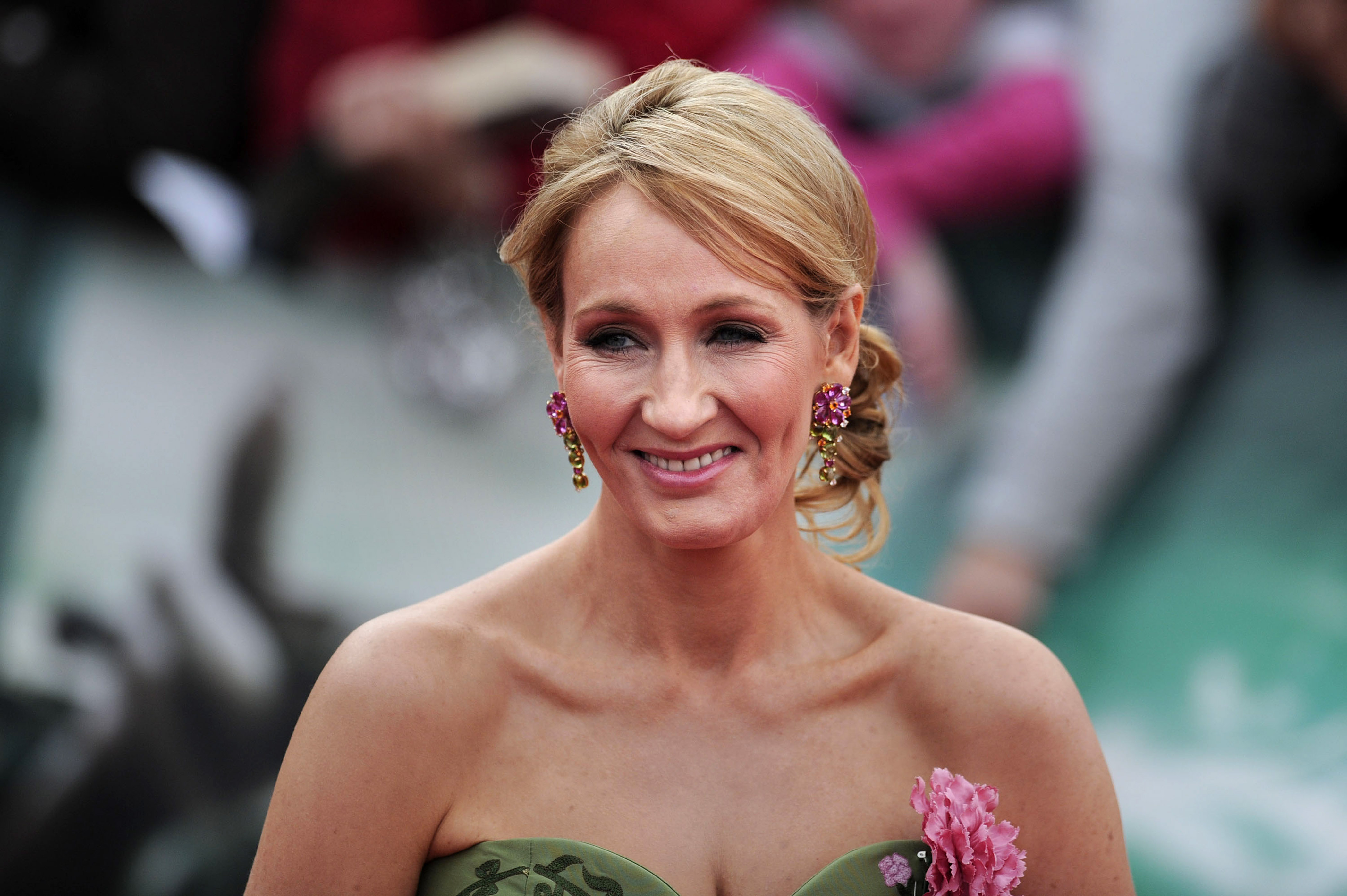 Harry Potter author J.K Rowling attends the world premiere of Harry Potter and the Deathly Hallows - Part 2 in central London on July 7, 2011.  Thousands of Harry Potter fanatics screamed for the stars of the epic movie series as they hit the London red carpet for the final film's world premiere. AFP PHOTO / CARL COURT / AFP PHOTO / CARL COURT
