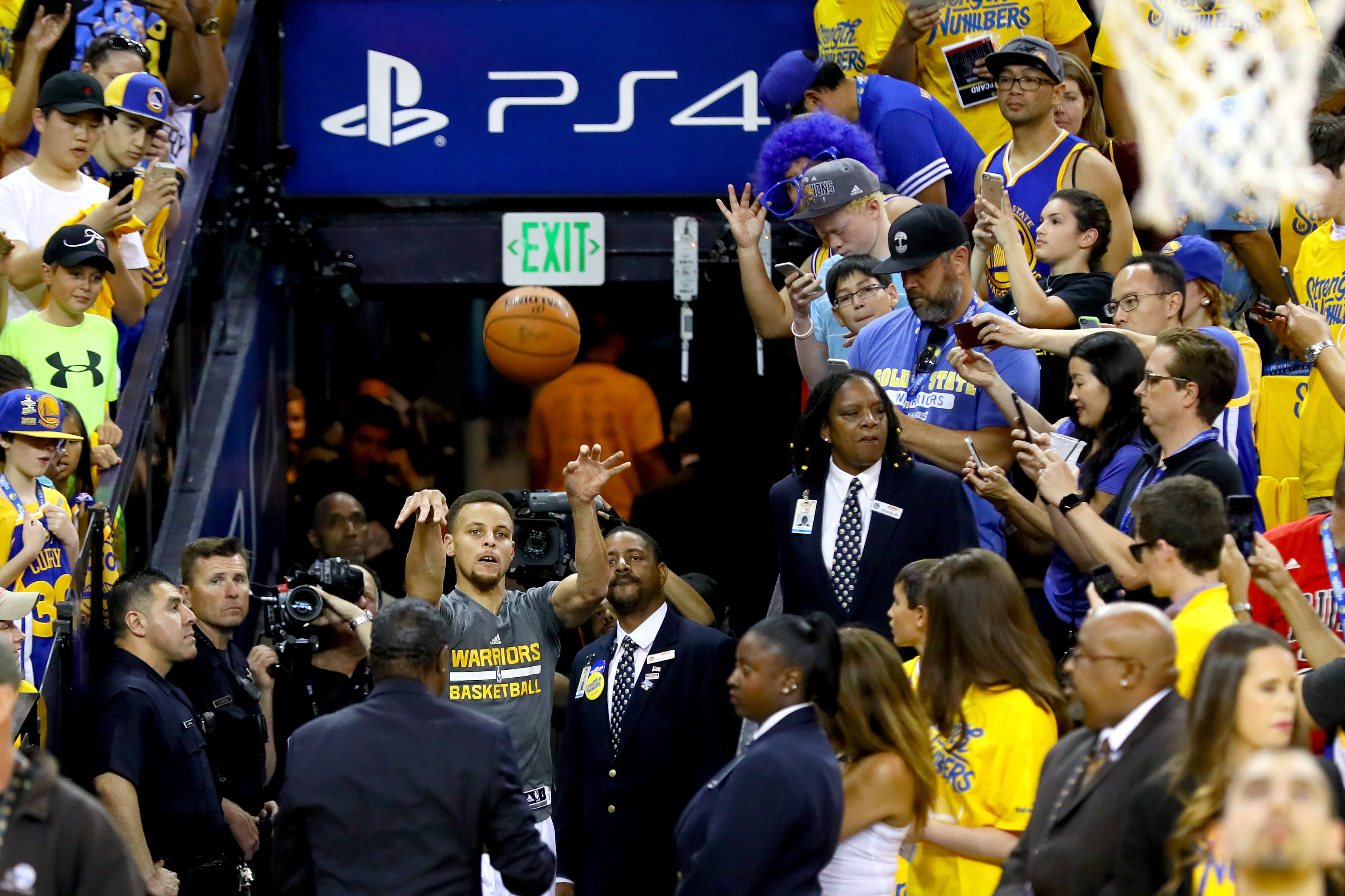 OAKLAND, CA - JUNE 19: Stephen Curry #30 of the Golden State Warriors shoots a shot from the tunnel and makes his first attempt before taking on the Cleveland Cavaliers in Game 7 of the 2016 NBA Finals at ORACLE Arena on June 19, 2016 in Oakland, California. NOTE TO USER: User expressly acknowledges and agrees that, by downloading and or using this photograph, User is consenting to the terms and conditions of the Getty Images License Agreement.   Ezra Shaw/Getty Images/AFP