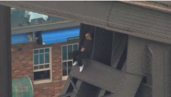 Man arrested after climbing into an arch of the Sydney Harbour Bridge after the incident brought traffic to a standstill.(photo grabbed from Reuters video) 