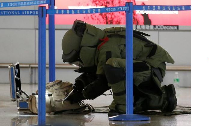  A bomb disposal expert checks a luggage near the site of a blast at a terminal in Shanghai's Pudong International Airport, China, June 12, 2016. Reuters/Aly Song 