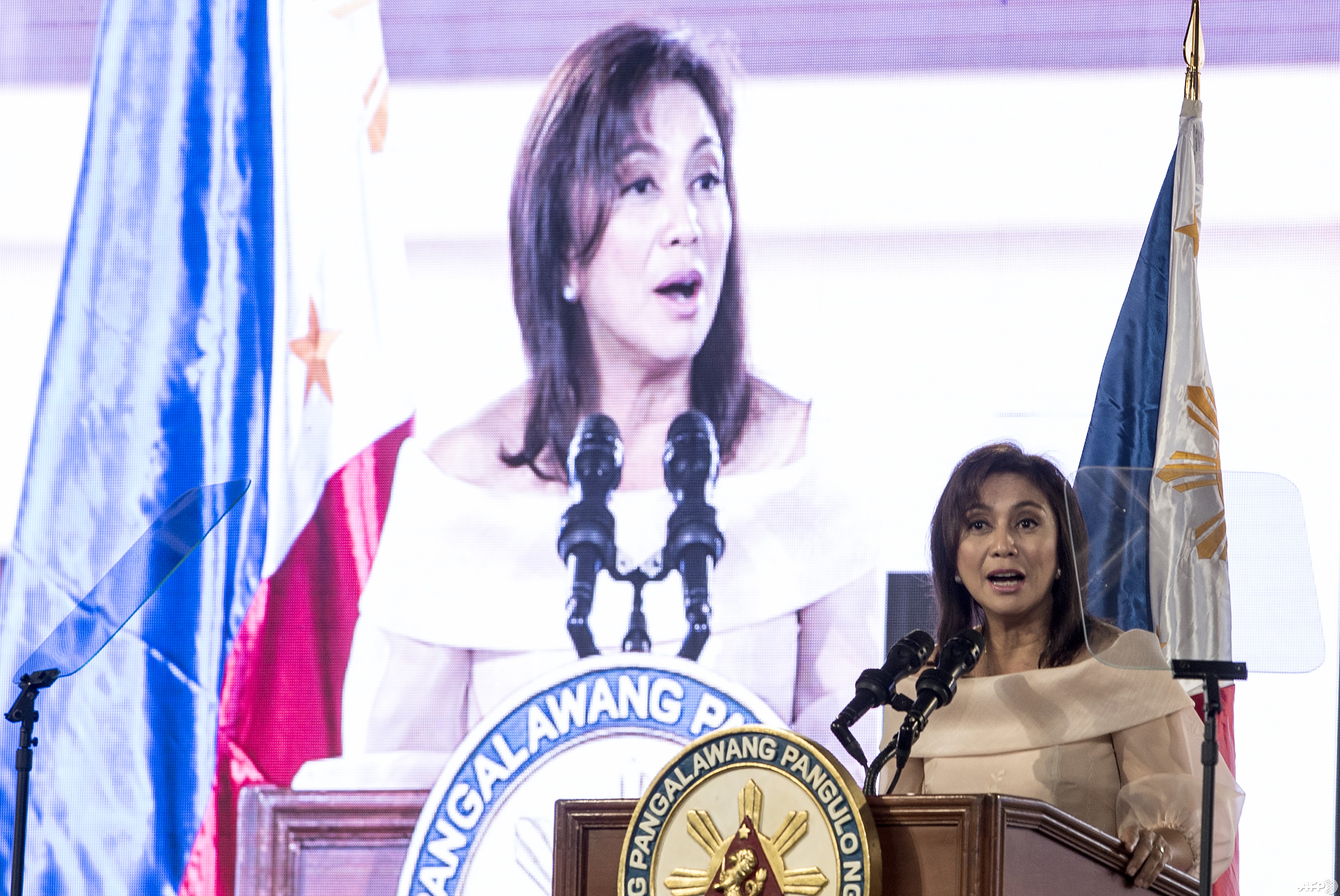 Philippine Vice President Leni Robredo gives a speech during her Inauguration ceremonies at the Quezon City Recepotion House in Manila on June 30, 2016. / AFP PHOTO / NOEL CELIS