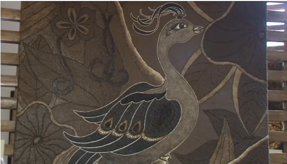 A Filipino artist uses coffee beans to make paintings and sculptures.(photo grabbed from Reuters video) 