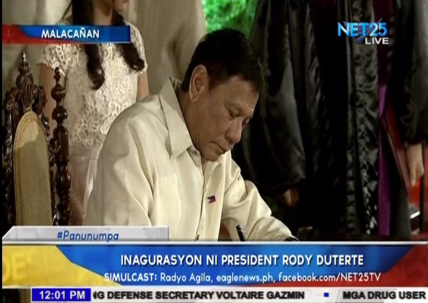 President Duterte signs his oath of office immediately after taking his oath in Malacanang on June 30, 2016.  (screengrab Eagle News Service)