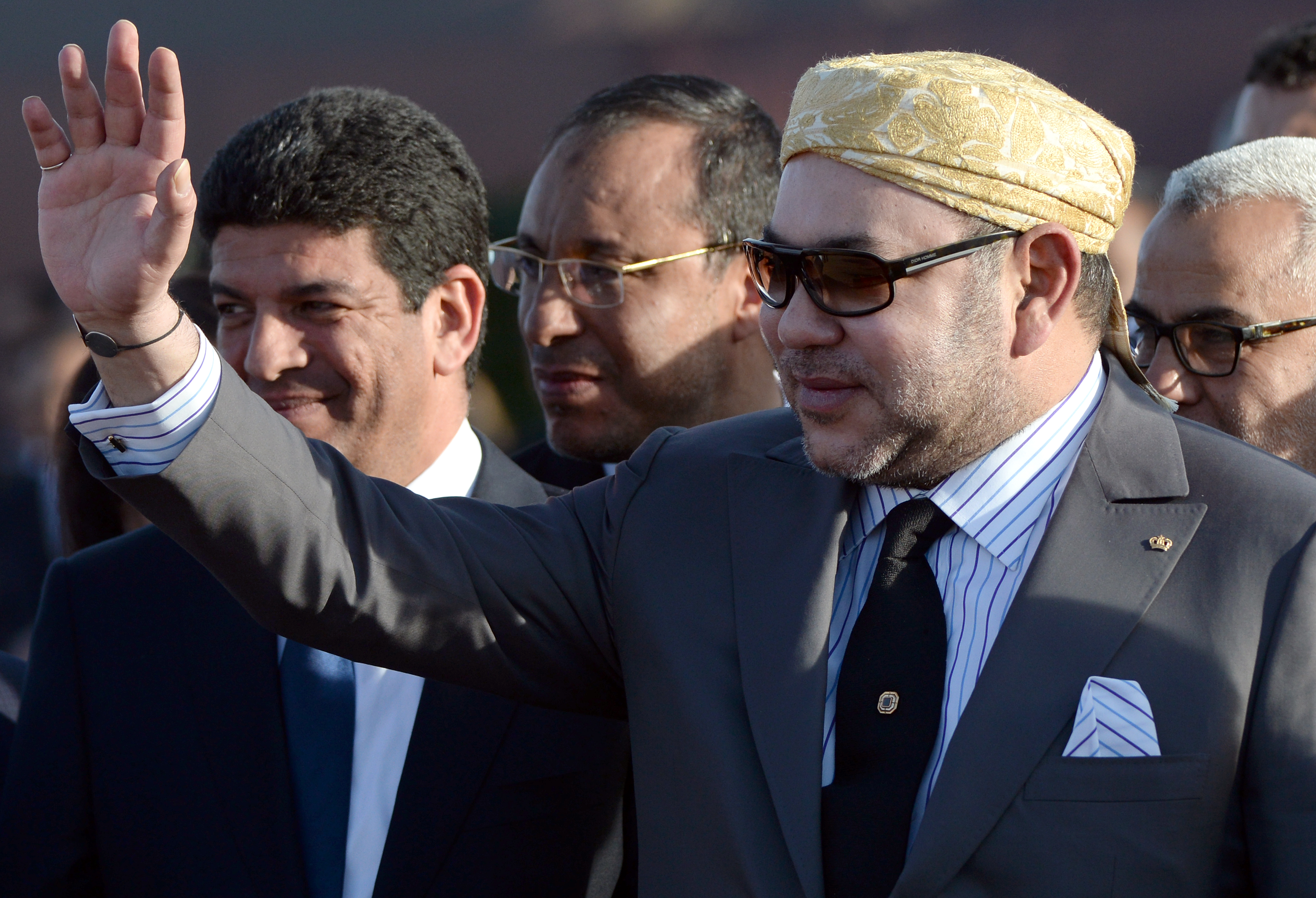 Moroccan King Mohammed VI stands as he inaugurates the Noor 1 Concentrated Solar Power (CSP) plant, some 20 kilometres (12.5 miles) outside the central Moroccan town of Ouarzazate on February 4, 2016.  Noor 1 is one of the largest solar plants in the world, which is the first stage of a larger project designed to boost renewable energy production in Morocco. / AFP PHOTO / FADEL SENNA
