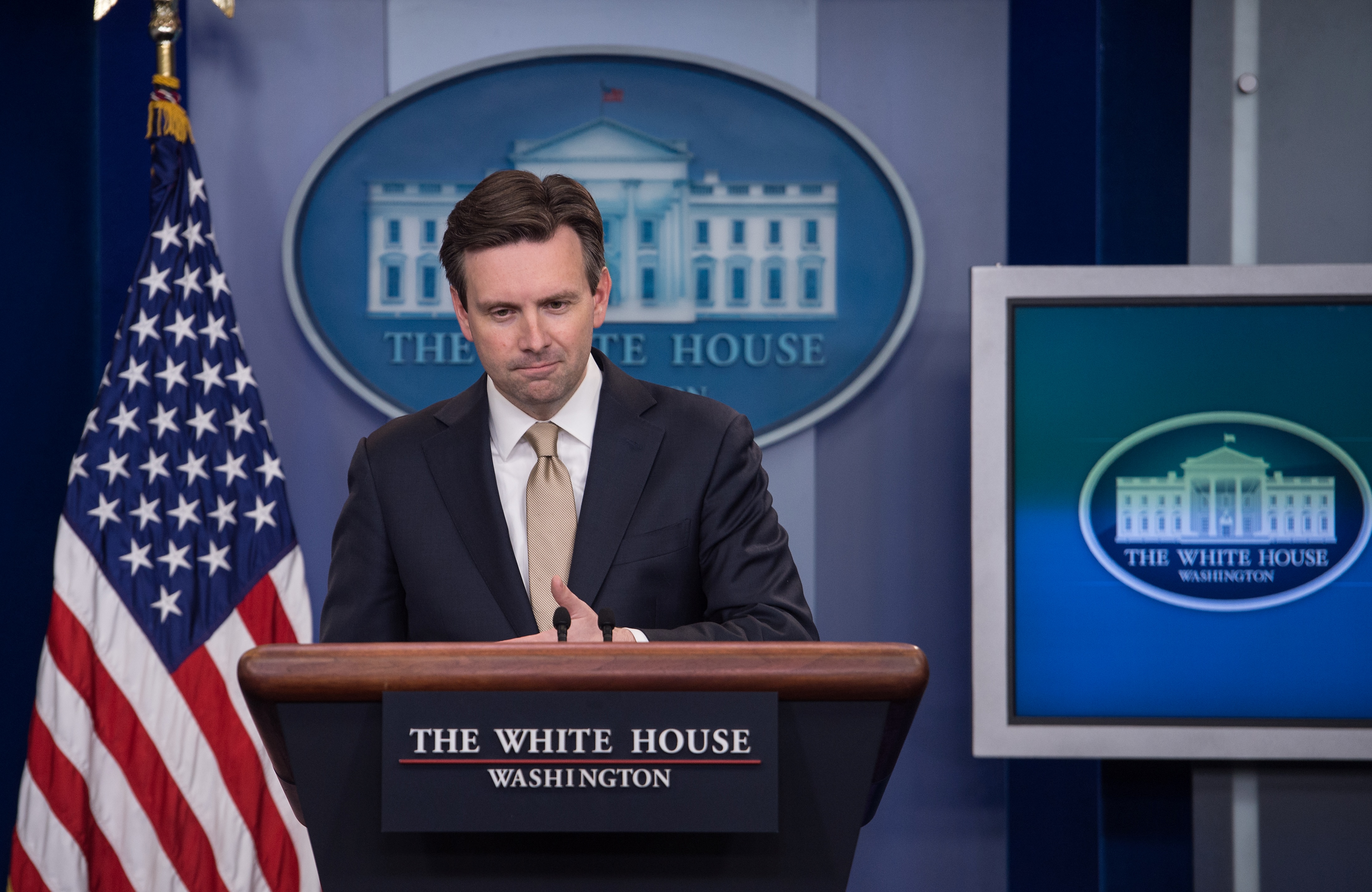White House spokesman Josh Earnest speaks during the daily briefing at the White House in Wahington, DC, on May 18, 2016. / AFP PHOTO / Nicholas Kamm