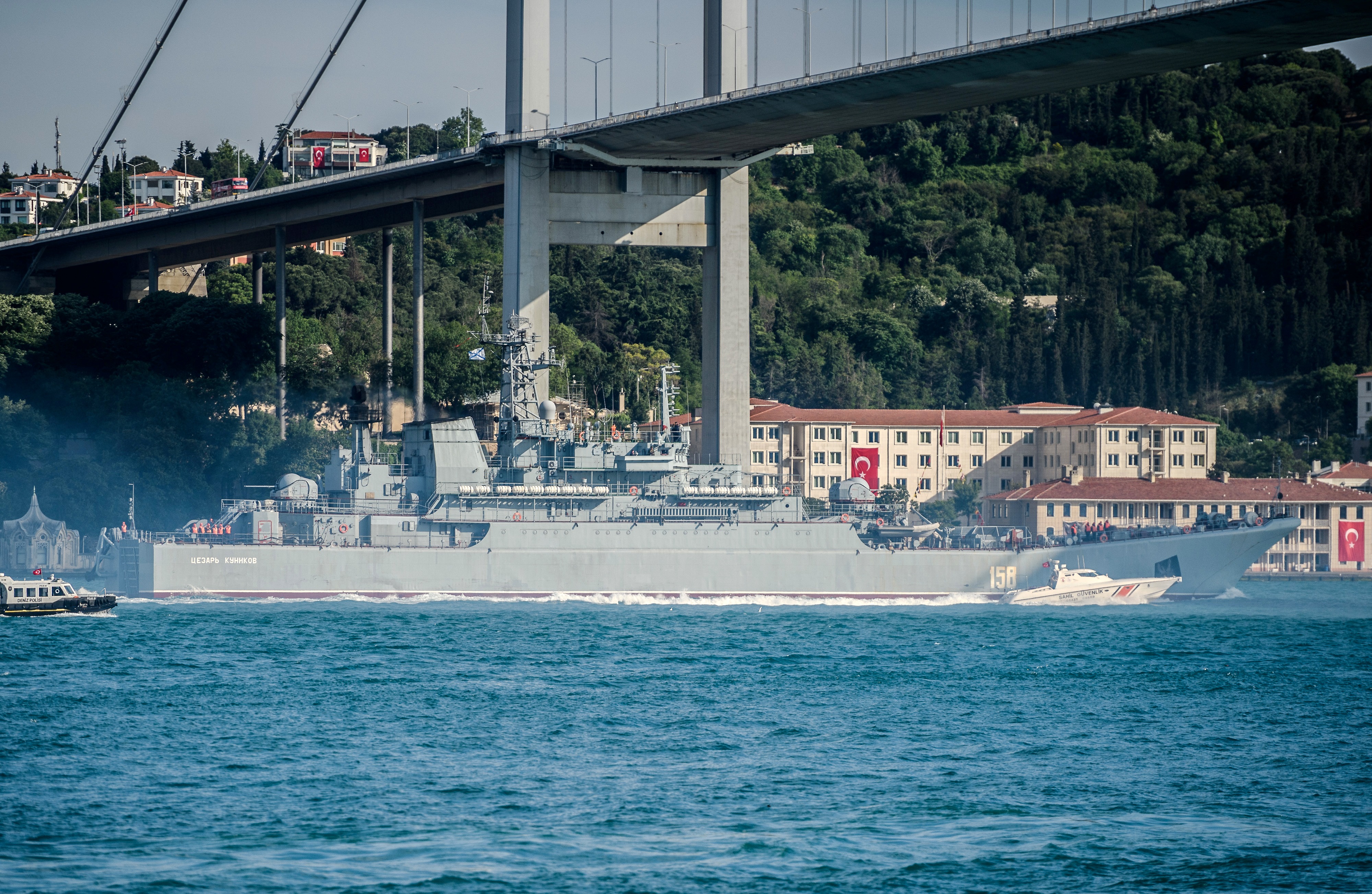 Russian warship BSF Tsezar Kunikov 158 passes the Bosphorus Strait off Istanbul on her way to the eastern Mediterranean sea on May 19, 2016.  / AFP PHOTO / OZAN KOSE