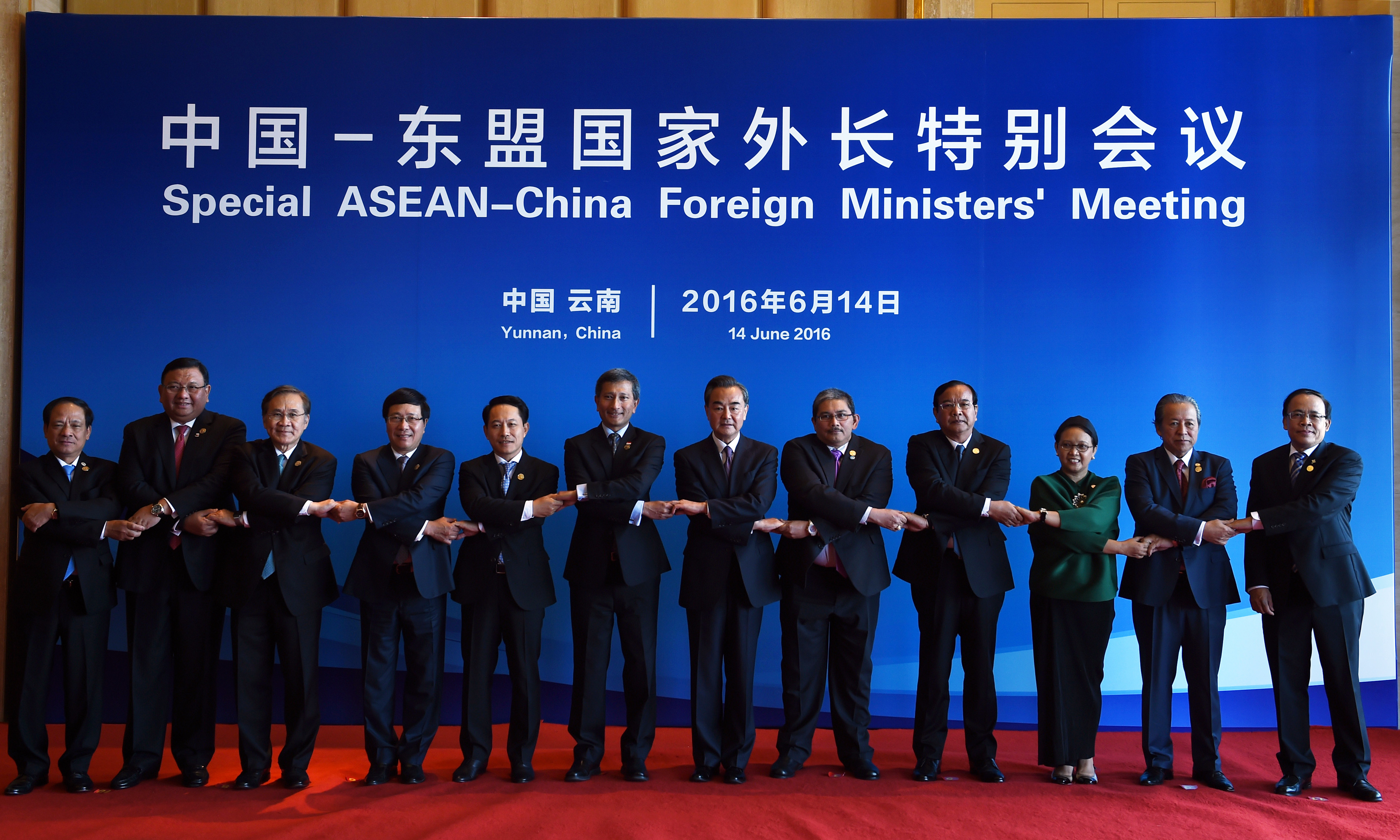 Chinese Foreign Minister Wang Yi (6th R) and foreign ministers from ASEAN-member nations pose for a group photo during a special ASEAN-China foreign ministers' meeting in Yuxi, southwest China's Yunnan Province on June 14, 2016. Countries in Southeast Asia have "serious concerns" over recent events in the disputed South China Sea, an unusually strongly worded communique issued by their foreign ministers in China said on June 14. / AFP PHOTO / STR / China OUT