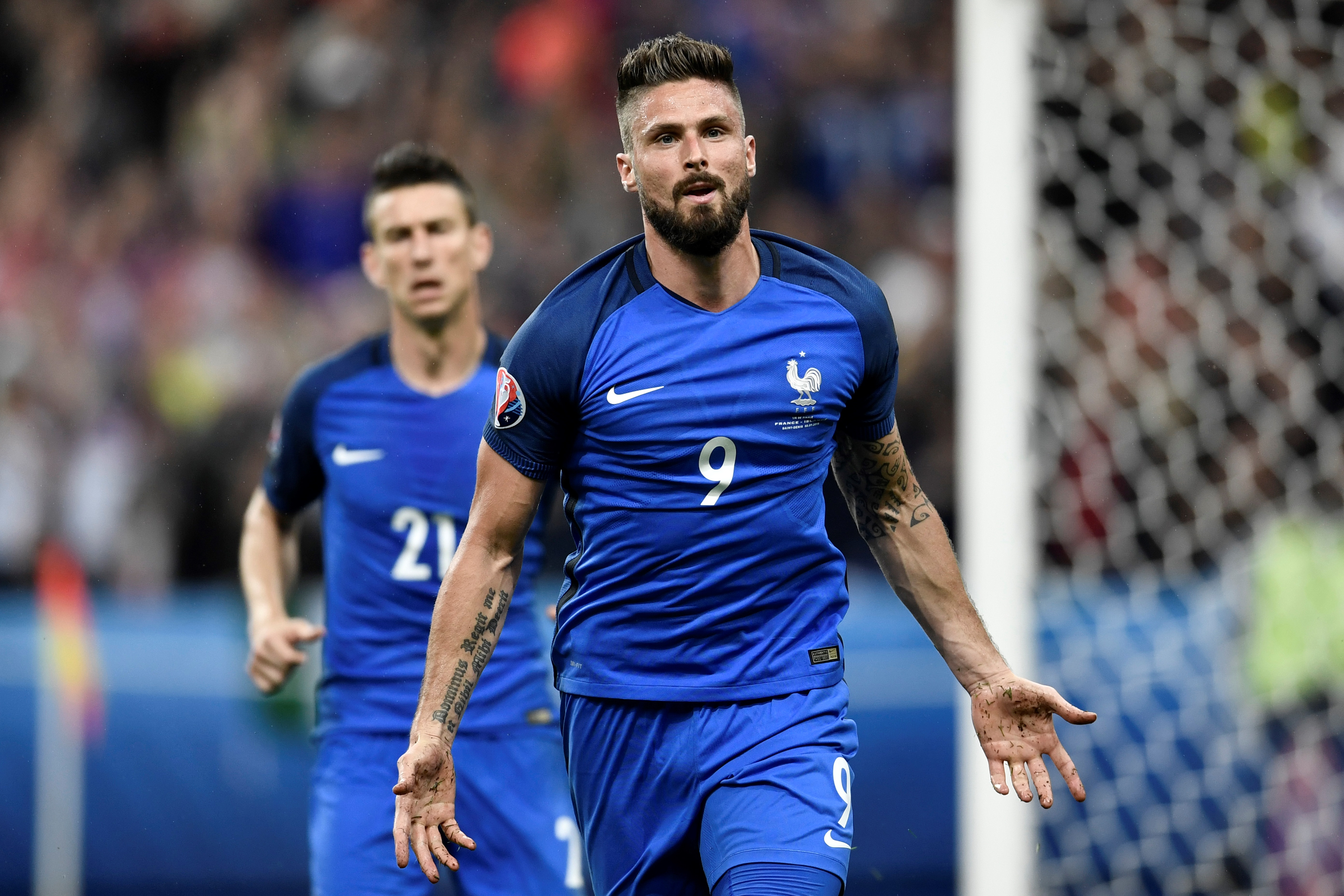 France's forward Olivier Giroud celebrates scoring a goal during the Euro 2016 quarter-final football match between France and Iceland at the Stade de France in Saint-Denis, near Paris, on July 3, 2016.  France won the match 5-2. / AFP PHOTO / PHILIPPE LOPEZ