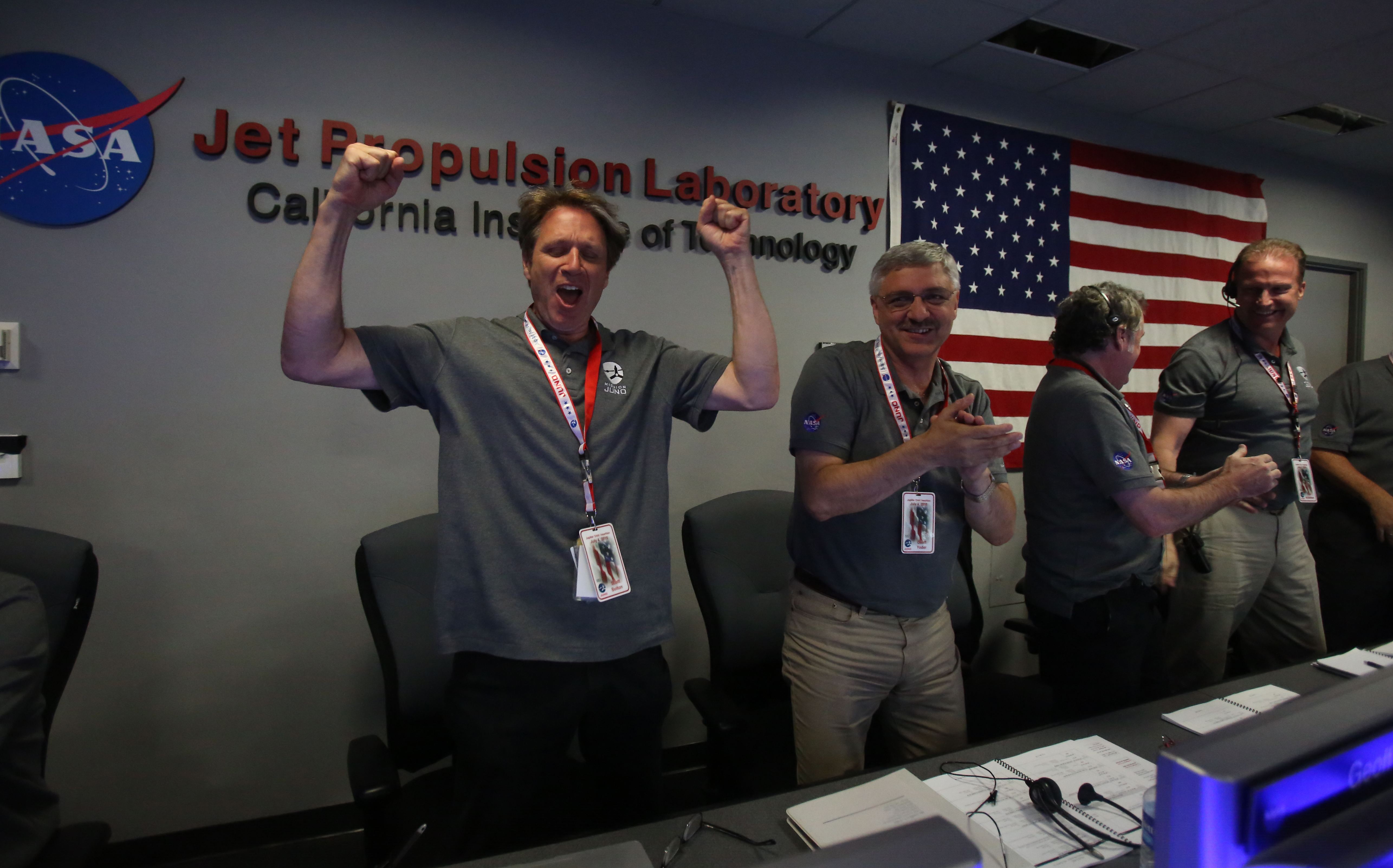 Scott Bolton (L), NASA principal investigator for the Juno mission to Jupiter, reacts as the Juno spacecraft successfully enters Jupiter's orbit on July 4, 2016, at the Jet Propulsion Laboratory in Pasadena, California. Juno was launched from Cape Canaveral in Florida on August 5, 2011 on a five-year voyage to its mission to study the planet's formation, evolution and structure. / AFP PHOTO / POOL / Ringo Chiu