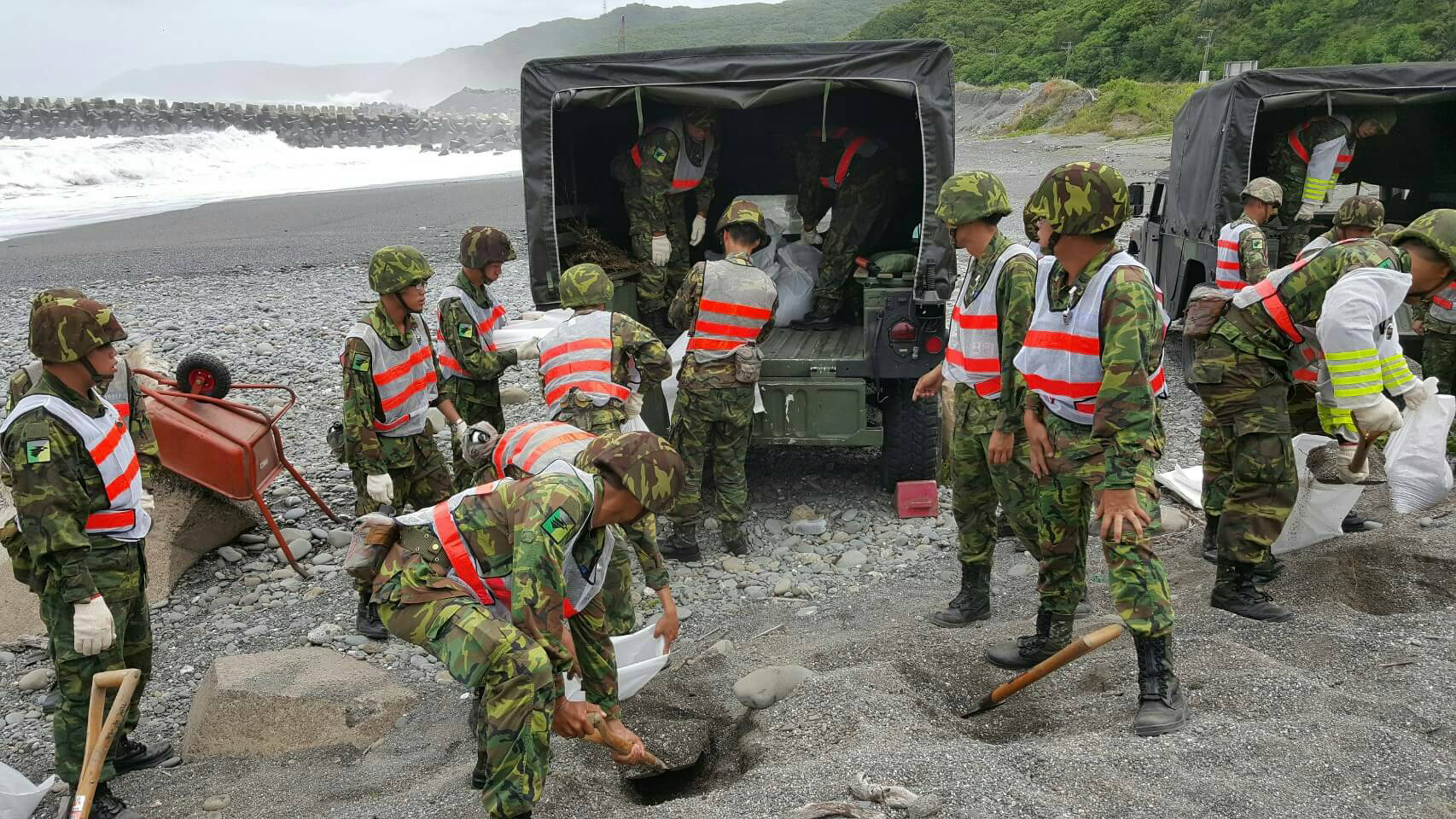 This handout photo taken by the Taiwan Military and released by CNA Photo on July 7, 2016 shows military units in the eastern county of Hualien preparing sandbags on a beach as weather forecasters warn of torrential rains and fierce winds from approaching Super Typhoon Nepartak. Taiwan cancelled more than 100 flights and shut schools and offices on July 7 as the island braced for a direct hit from Super Typhoon Nepartak, the first major tropical storm of the season. / AFP PHOTO / CNA PHOTO / Taiwan Military /  - Taiwan OUT - China OUT - Hong Kong OUT - Macau OUT / -----EDITORS NOTE --- RESTRICTED TO EDITORIAL USE - MANDATORY CREDIT "AFP PHOTO / CNA PHOTO / Taiwan Military" - NO MARKETING - NO ADVERTISING CAMPAIGNS - DISTRIBUTED AS A SERVICE TO CLIENTS - NO ARCHIVES /