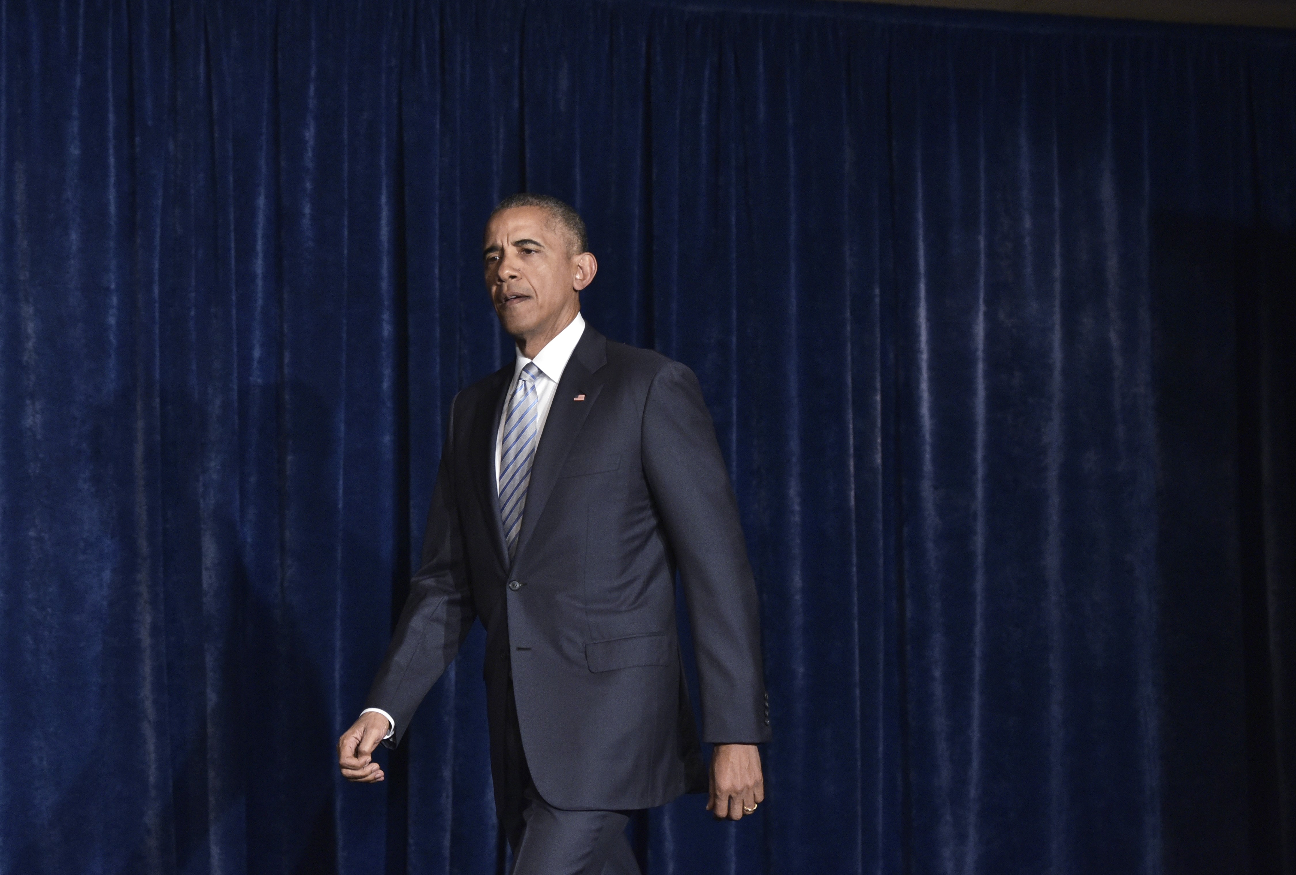 US President Barack Obama arrives to deliver a statement on the recent shootings in the Louisiana and Minnesota, at a hotel in Warsaw, on July 8, 2016. / AFP PHOTO / MANDEL NGAN
