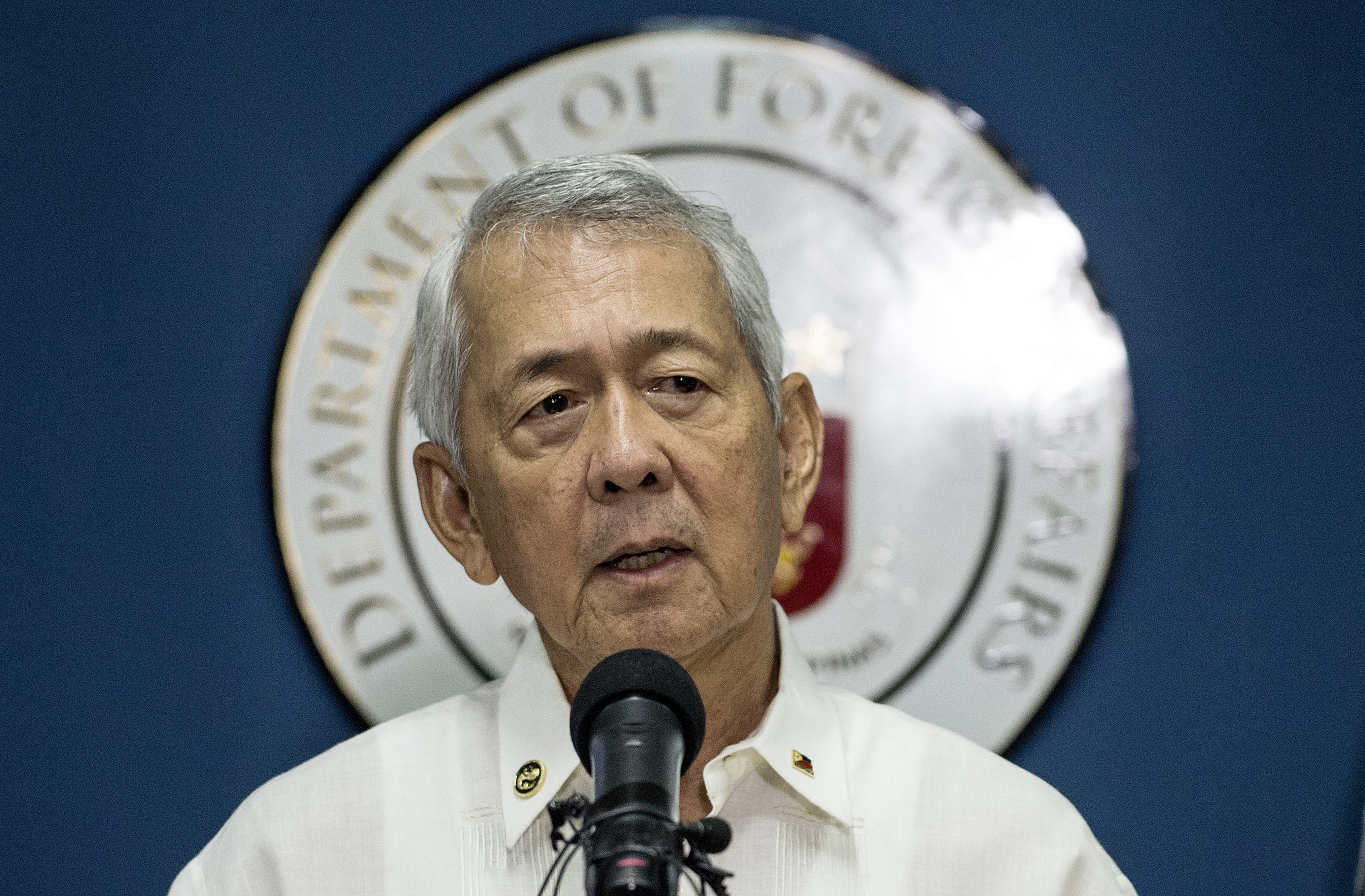 Philippine Department of Foreign Affairs secretary Perfecto Yasay delivers a statement during a press conference following a ruling by a UN-backed tribunal on the South China Sea, at the DFA building in Manila on July 12, 2016. The Philippines welcomes a ruling by a UN-backed tribunal on Tuesday that declares China has no "historic rights" in the South China Sea, Foreign Secretary Perfecto Yasay said, as he urged restraint. / AFP PHOTO / NOEL CELIS