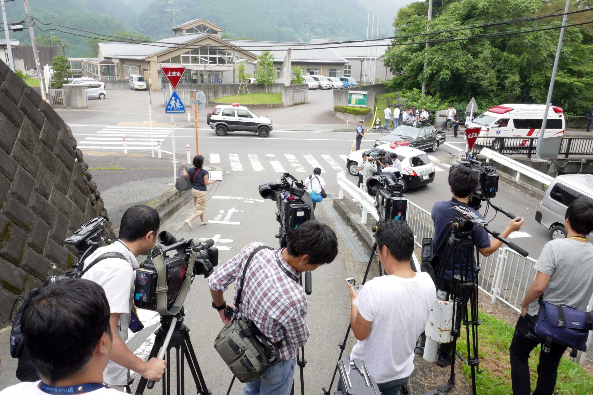 Journalists await near the Tsukui Yamayuri En, a care centre at Sagamihara city, Kanagawa prefecture on July 26, 2016. ==JAPAN OUT== Some 15 people died and 45 were injured at the care centre for the disabled in Japan early July 26 when a man claiming to be an ex-employee of the facility went on a rampage with a knife. == JAPAN OUT == / AFP PHOTO / JIJI PRESS / JIJI PRESS